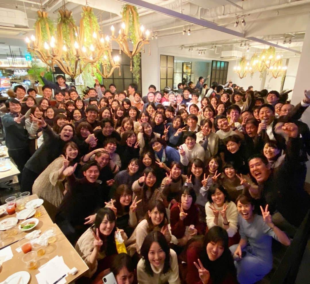 のインスタグラム：「. リフレッシュのオープニングトークで、前に話したのですが・・・💓 . . 12月29日に、 高校の同窓会がありました💗 10クラス約400人いた同級生のうち、 106人が集まりました🎊 お世話になった先生方6人も🏅 . . 卒業してもうすぐ7年！ 会うのは久しぶりだけど、 喋っていると…久しぶりじゃないような変な感覚。 タイムスリップしたみたいでした！ みんな、とびっきりの笑顔！！ 楽しかったな〜☺️☺️ 企画してくれた幹事に感謝です💓 . 一緒に司会をした、 元野球部・なりーちょもセンキュー！ . #生野高校#65期#卒業してから7年#同窓会#司会#石川テレビ#アナウンサー#河谷麻瑚」