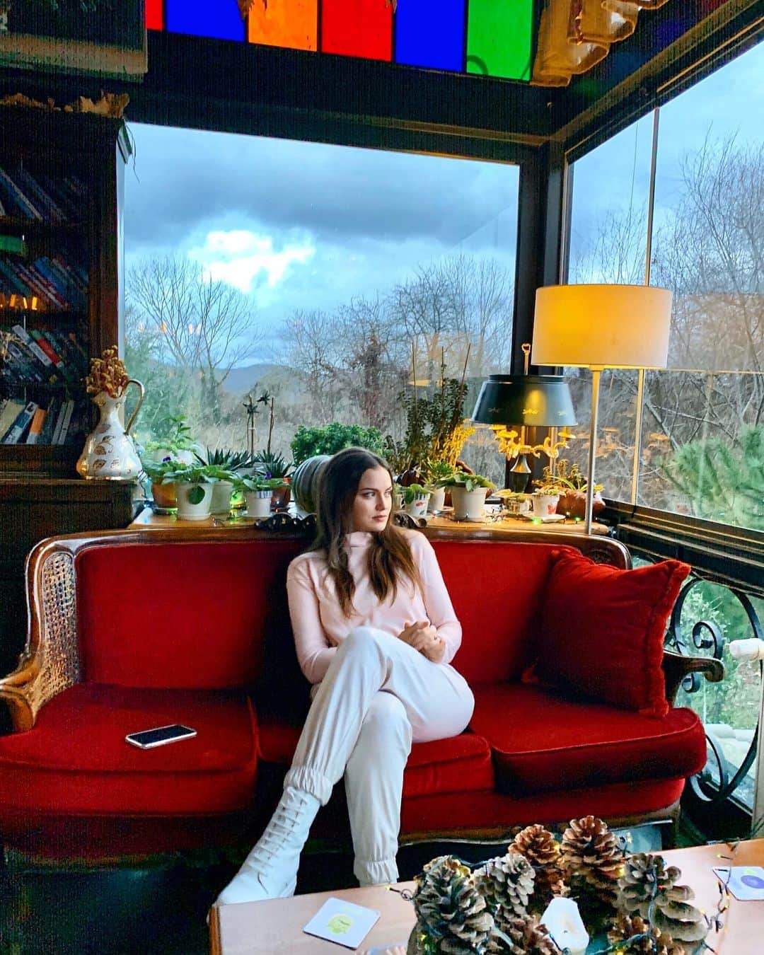 Fahriye Evcenのインスタグラム：「Looking at & welcoming 2020.. 💫💫💫🍀」
