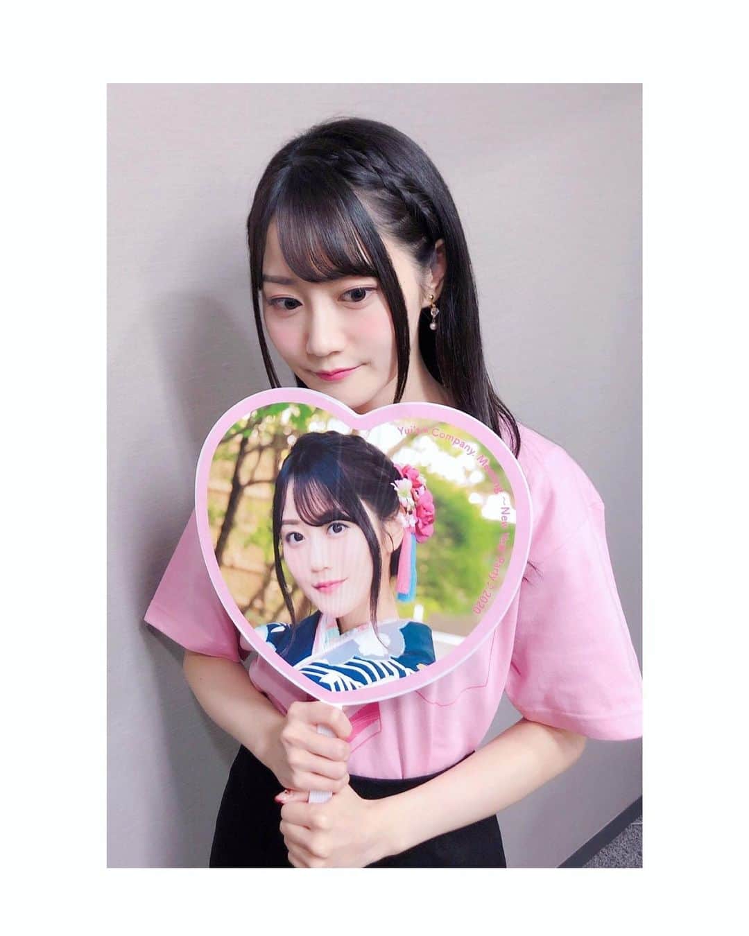 のインスタグラム：「2020.1.3に行われるファンクラブイベント「Yui’s＊Company.社員総会 ～New Year Party♪2020～」のグッズ❤その２😉ゆいうちわ&社員Tシャツ✨2019年も、もうすぐ終わりですね😮皆さん、ゆいお年(良いお年)をお過ごしください〜〜( ´ ▽ ` )/ #ゆいこむ #NewYearParty #2020 #2019 #大晦日 #ゆいお年を #うちわ #グッズ」