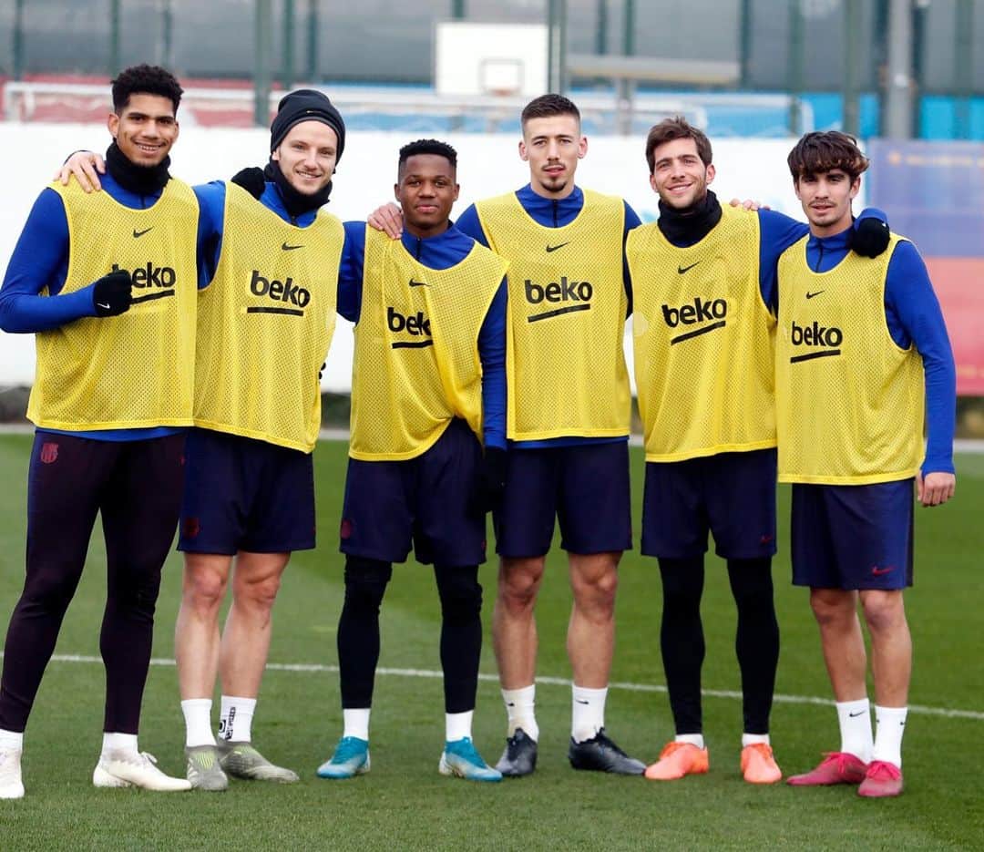 イヴァン・ラキティッチのインスタグラム：「Doblete para acabar el año.!💪⚽️ ganar siempre es bueno😁 Feliz 2020 a tod@s🎊🍾🎇 @clement_lenglet @ronaldaraujo02 @alexcollado_ @sergiroberto @moussawague15 @ansufati」