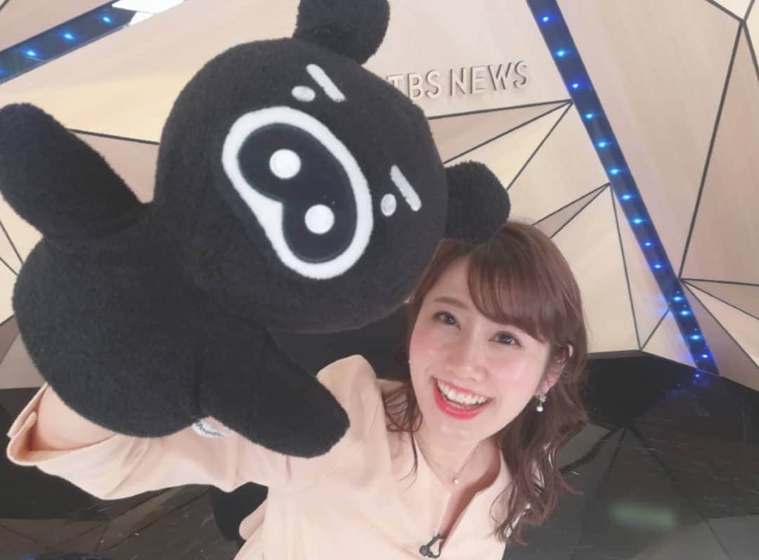 のインスタグラム：「２０１９年、仕事納めました！ スタジオで、ブーブパペットと📸 今年も一年間、本当にありがとうございました✨ 皆さん、よいお年をお過ごしくださいね🍀 来年は1月6日から番組に出演します😊 🍀 🍀 🍀 #東京 #tokyo #赤坂 #akasaka #TBS #news #ブーブ #パペット #年末年始 #大晦日の夜 #大晦日 #仕事納め」