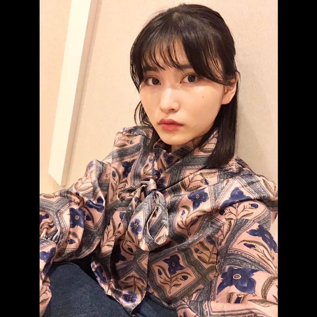 福岡聖菜さんのインスタグラム写真 - (福岡聖菜Instagram)「忘れ物。  今年投稿しようと思って まだできていなかった写真。 実は今日も着ているお気に入りのお洋服。 なんだか壁紙みたいだったから それっぽくとってみたよ🥀 * * blouse→ #melrotplus  #お気に入り　#favorite  #1231 #薔薇　#壁紙」12月31日 21時33分 - seina___ff