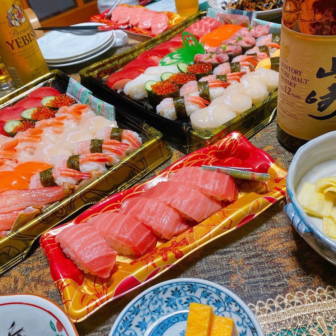 山西章博のインスタグラム：「2019年もありがとうございました。皆様良いお年を！ #赤ちゃん #嫡男 #せがれ #栃木  #毎年恒例  #大貫さんの実家 #大晦日 #お寿司  #山崎12年  #耳だけ似てる #耳以外も似て来た #これ以上似るな #ママリ#パパリ#ベビフル#ベビリトル#コドモノ#mamanoko#コノビー#mamanokoカメラ部#mamanokoギフトキャンペーン#コドモダカラ」