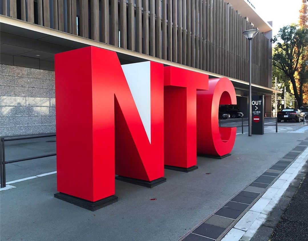 西口真央のインスタグラム：「今日で仕事納め！  2019年最後の出張は、NTCでした。 日本のトッププロ選手が集まる施設！ 入る前からワクワクする気持ちが大きくて！！ 中に入ると平常心を保っているフリをして、あらゆる施設を見てはその偉大さにテンションが上がっていました😝 大好きな選手を取材し、あっという間の一日！ 2020年は東京五輪🏅🇯🇵 社会人になってもスポーツに関われることは本当に嬉しいです。 . 来年もよろしくお願い致します！  #NTC #東京五輪 #日本代表 #この仕事を選んだ理由 #スポーツって最高 ☺︎」
