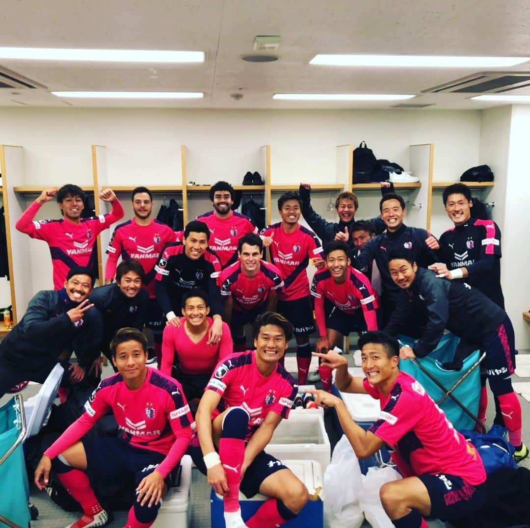 のインスタグラム：「2019年も沢山の応援ありがとうございました。 本当に感謝しています。 それでは皆様、良いお年を。  #セレッソ大阪 #丸橋祐介 #No.14 #ちゃんと年越しそば食べたよ #ほな」