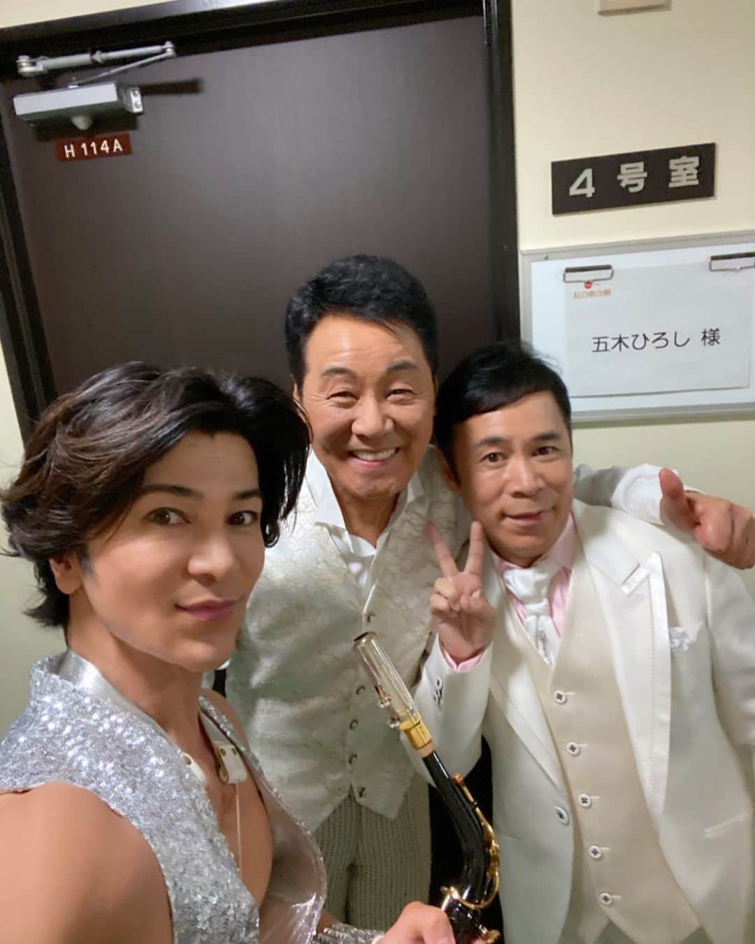 武田真治さんのインスタグラム写真 - (武田真治Instagram)「2019.12.31.第70回NHK紅白歌合戦 #五木ひろし さんのステージにて今年も #サックス 演奏させて頂きました🎷 #岡村隆史 さんとチコちゃんの乱入もあり再びカオスに💥 とっても楽しい時間になりました~🎵　五木さん本当に本当にありがとうございました❗️ 2019年は皆様のおかげで忘れられない一年になりました☆ また来年もよろしくお願いします⚡️ 皆様、よいお年を〜(^o^)/ #武田真治」12月31日 21時48分 - shinji.takeda