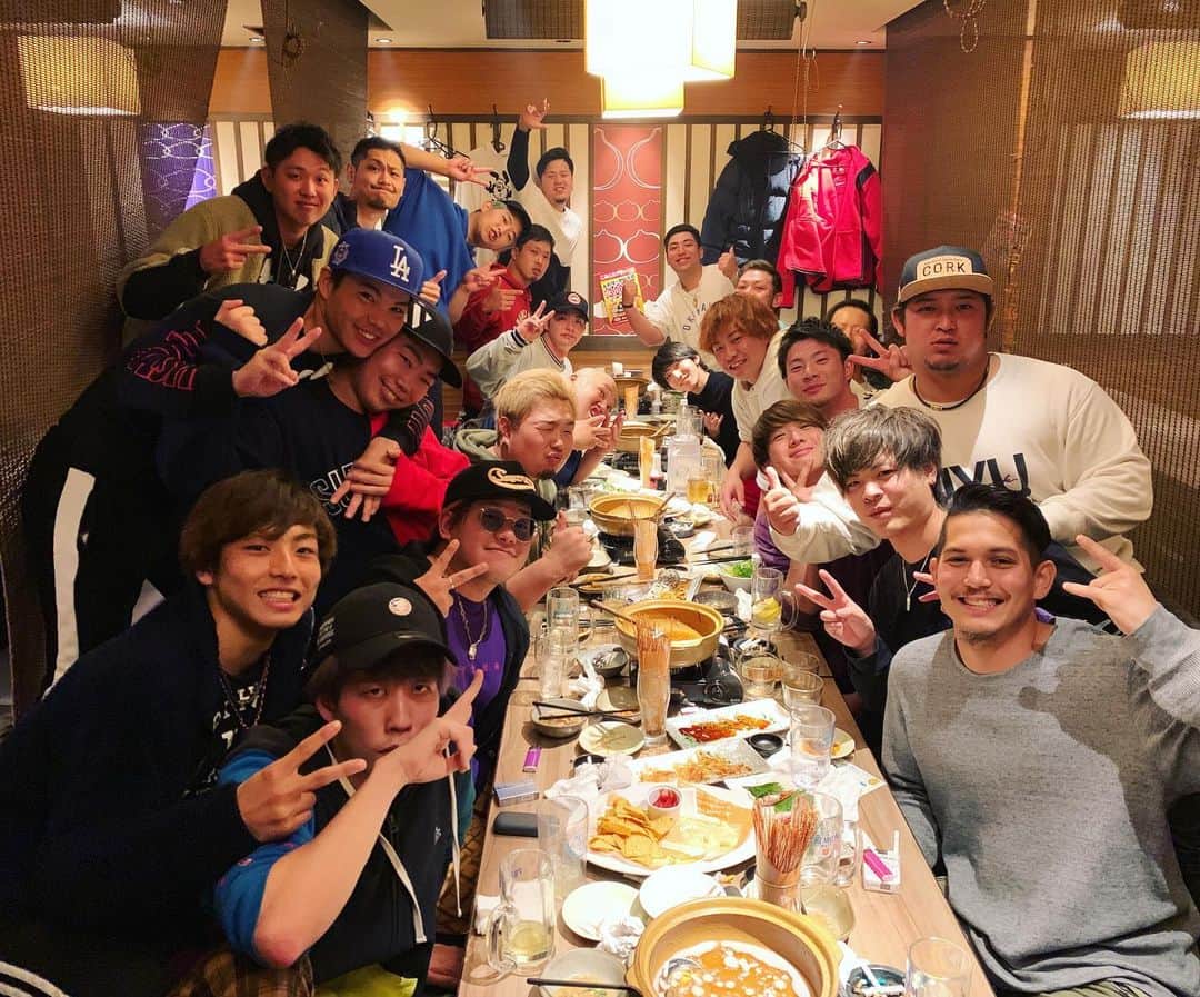 のインスタグラム：「2019年 応援ありがとうございました！  毎年共に進む仲間たちと 新しく増えた仲間たちと これから増える仲間たちも連れ 2020年 数倍ぶちかまします❗️ 来年も応援よろしくお願い致します！ みんな良い年にしような🎉 俺は絶対にするよ✌️」