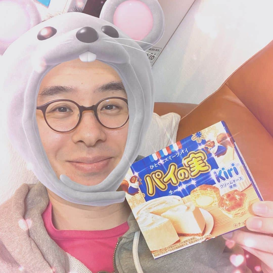 瀬戸弘司のインスタグラム：「今年も一年ありがとうございました😊  来年の4月でYouTubeチャンネルを開設して丸10年になります。  ここまで続けられているのは、みなさんが動画を見てくださっているおかげです。  本当にありがとうございます。  2020年もマイペースでやります。 何卒よろしくお願いいたしまチュウ🐹  #大晦日」