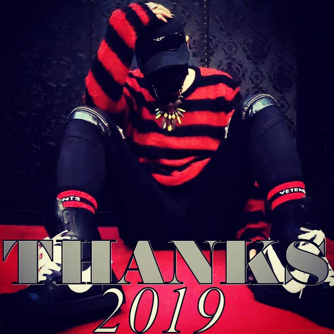 JULIANさんのインスタグラム写真 - (JULIANInstagram)「THANKS 2019♡ 今年もお世話になった方々や応援して頂いてるフォロワーの皆様本当にありがとうございました。 今年は自分らしい活動があまり出来なかった、ここ最近で1番ダメな1年になってしまったけど、来年その分ぶちかましてやる👊 またみんなにサプライズ届けまくるので期待しといてね♡ あと今年はインスタの更新もあまり出来なかったので心配のDMもたくさん頂きましたが、来年はまた更新率もあげて、 さらに公式ブログの方も復活させよかなと思ってます☆  来年は俺といえばの行動力で 俺の昔からの人生のテーマ 【人生攻めて行こうぜ】by JULIAN 精神でガンガン行きます👍✨ 来年もみんなにいろいろご迷惑をかけてしまう事もあるかもしれませんが、絶対おもろい事やるからみんな力貸してね🙏  来年は寄ってくる奴には気をつけよ😅  あっ来年はちゃんと体重戻します🙇‍♂️ それでは皆さま良いお年を♡  #2019 #20191231 #thanks2019  #newyearseve #2019年12月31日  #年末　#大晦日　#年末のご挨拶  #良いお年を」12月31日 21時50分 - julian_official_jp