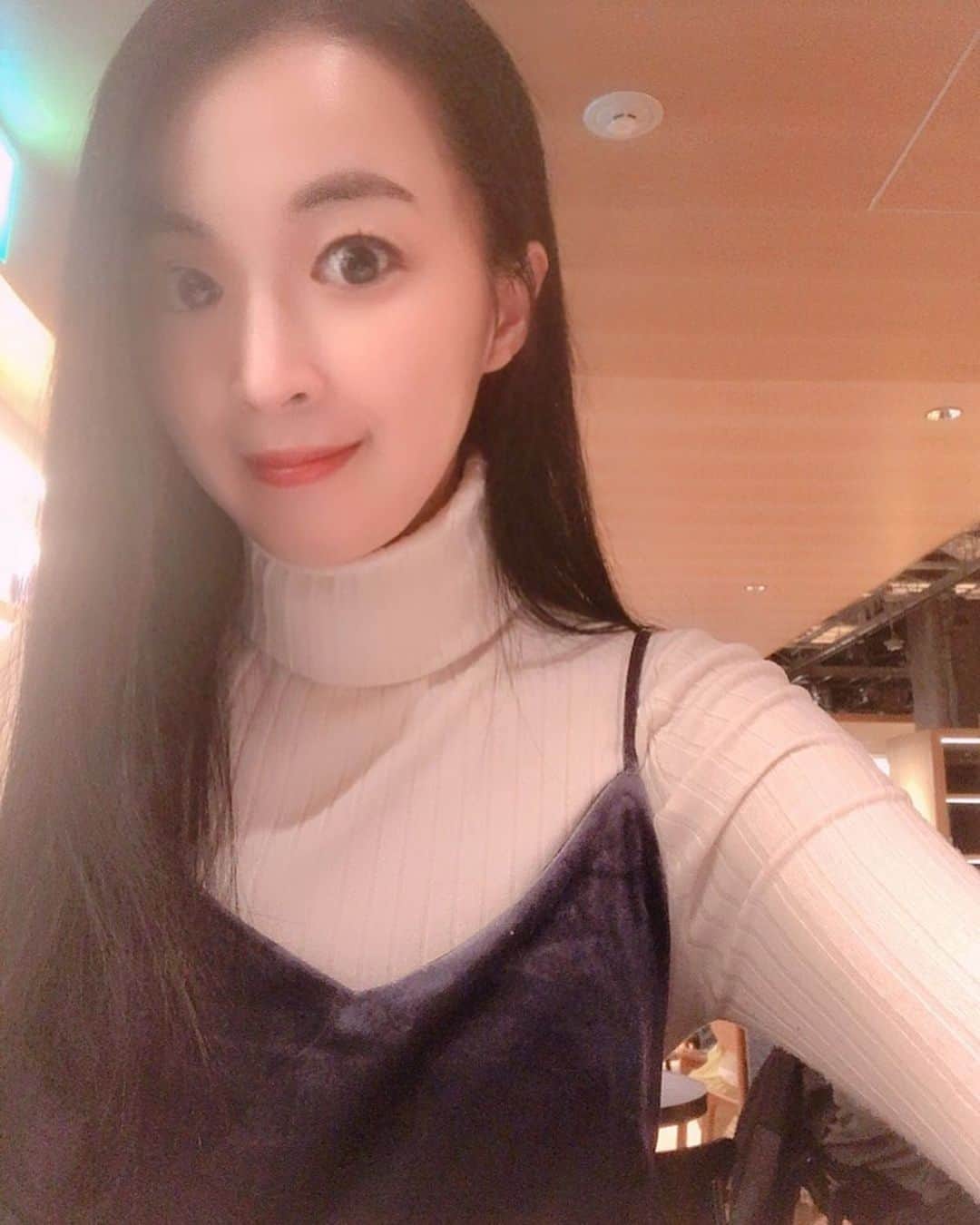 カン・ハンナのインスタグラム：「.﻿ ﻿ ﻿ 2019年12月31日大晦日の夜、今年一番私を見守ってくださった神様へご挨拶しに行ってきました😌💓　﻿ ﻿ ﻿ 「たくさんのお願いを聞いてくださって本当にありがとうございました」と神様に伝えました。﻿ ﻿ ﻿ 2019年は私にとってこれからの人生をはっきりと設計することができた1年でした。﻿ ﻿ ﻿ 整理整頓ができたというか、引くモノと足すモノを決めることもできました✨　﻿ ﻿ ﻿ なので2019年は私の人生にとって一番感謝したい1年です。きっと10年後、20年後に2019年を思い出すとすごく意味のある１年として覚えると思います。﻿ ﻿ ﻿ あと何時間後に始まる2020年ですが、2020年は私らしいやり方で最も頑張る１年にしたいと思っています😌✨　﻿ ﻿ ﻿ わくわく待っています。2020年🥰 ﻿ ﻿ ﻿ ﻿ ﻿ ﻿ ﻿ ﻿ ﻿ #Goodbye2019 #welcome2020﻿ #応援してくださる皆様　﻿ #今年も本当にありがとうございました﻿ #来年もよろしくお願い致します﻿ #素敵な1年でした #Thanks2019 ﻿ ﻿ ﻿ ﻿ ﻿ ﻿ ﻿」