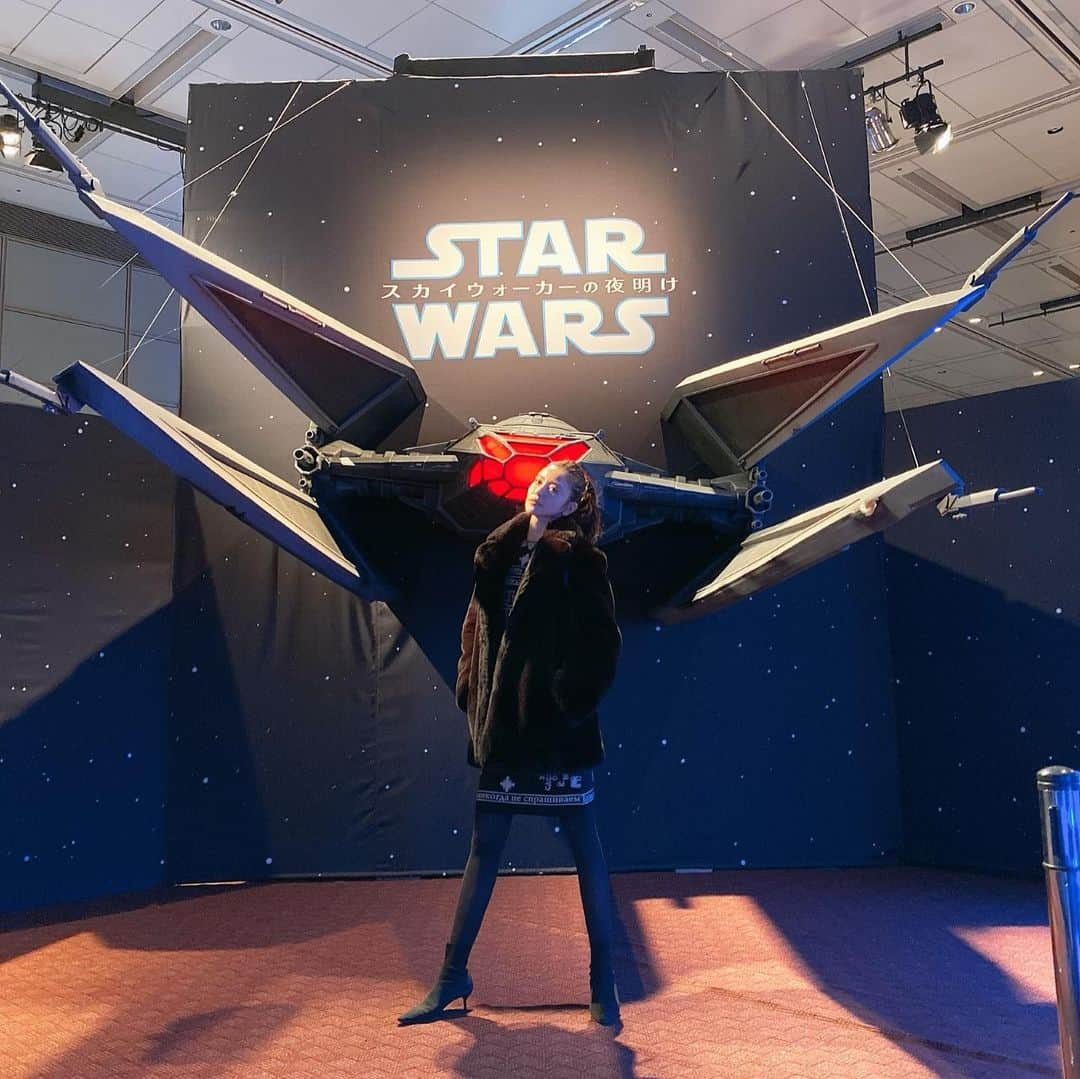 片瀬那奈のインスタグラム：「2020年まで後数時間ですね… 今年も#starwars展　でマスクを作らせていただきました🌟#カイロレン の中に両親の愛が感じれる作品にしました。 そして、後8時間半ほどで#シューイチ　の元旦生放送が朝5時50分から始まります☺️☝🏻🎍その後17時から#芸能人格付けチェック 、そしてその後NHKにてドラマ#これは経費で落ちません の再放送が0時25分から3日の深夜まで３回にわたって放送されます😊 是非ご覧いただけると嬉しいです💕 今年もありがとうございました🙇‍♀️ それでは、素敵な年末をお過ごし下さい☀️」