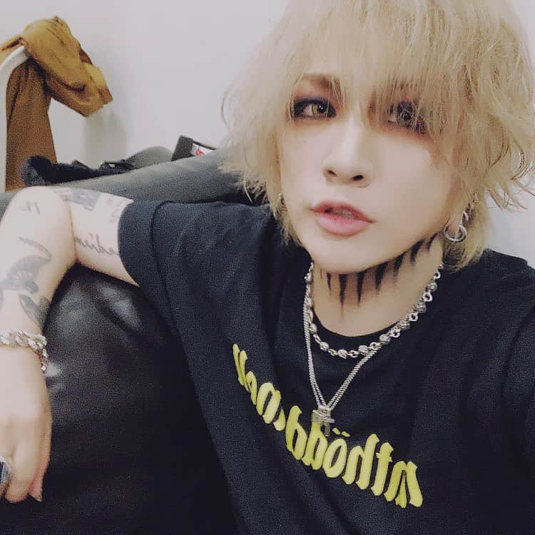 RUKI さんのインスタグラム写真 - (RUKI Instagram)「2019年残すもあと2時間程！2019年も応援してくれたみんなありがとう🙏みんなのおかげでツアーの成功や、この先も突っ走れるエネルギーをたくさん貰いました。早くみんなに会いたい年末でございます。来年の抱負はまた改めて年が明けてから書かせてもらうとして、とにかく感謝が伝えたい、そんな2019年でした！！🤘😎🔥🔥 みなさん良いお年を！！ #thegazette #ruki #2019 #thankyouall」12月31日 21時59分 - ruki_nilduenilun