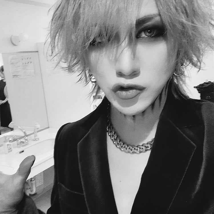 RUKI さんのインスタグラム写真 - (RUKI Instagram)「2019年残すもあと2時間程！2019年も応援してくれたみんなありがとう🙏みんなのおかげでツアーの成功や、この先も突っ走れるエネルギーをたくさん貰いました。早くみんなに会いたい年末でございます。来年の抱負はまた改めて年が明けてから書かせてもらうとして、とにかく感謝が伝えたい、そんな2019年でした！！🤘😎🔥🔥 みなさん良いお年を！！ #thegazette #ruki #2019 #thankyouall」12月31日 21時59分 - ruki_nilduenilun