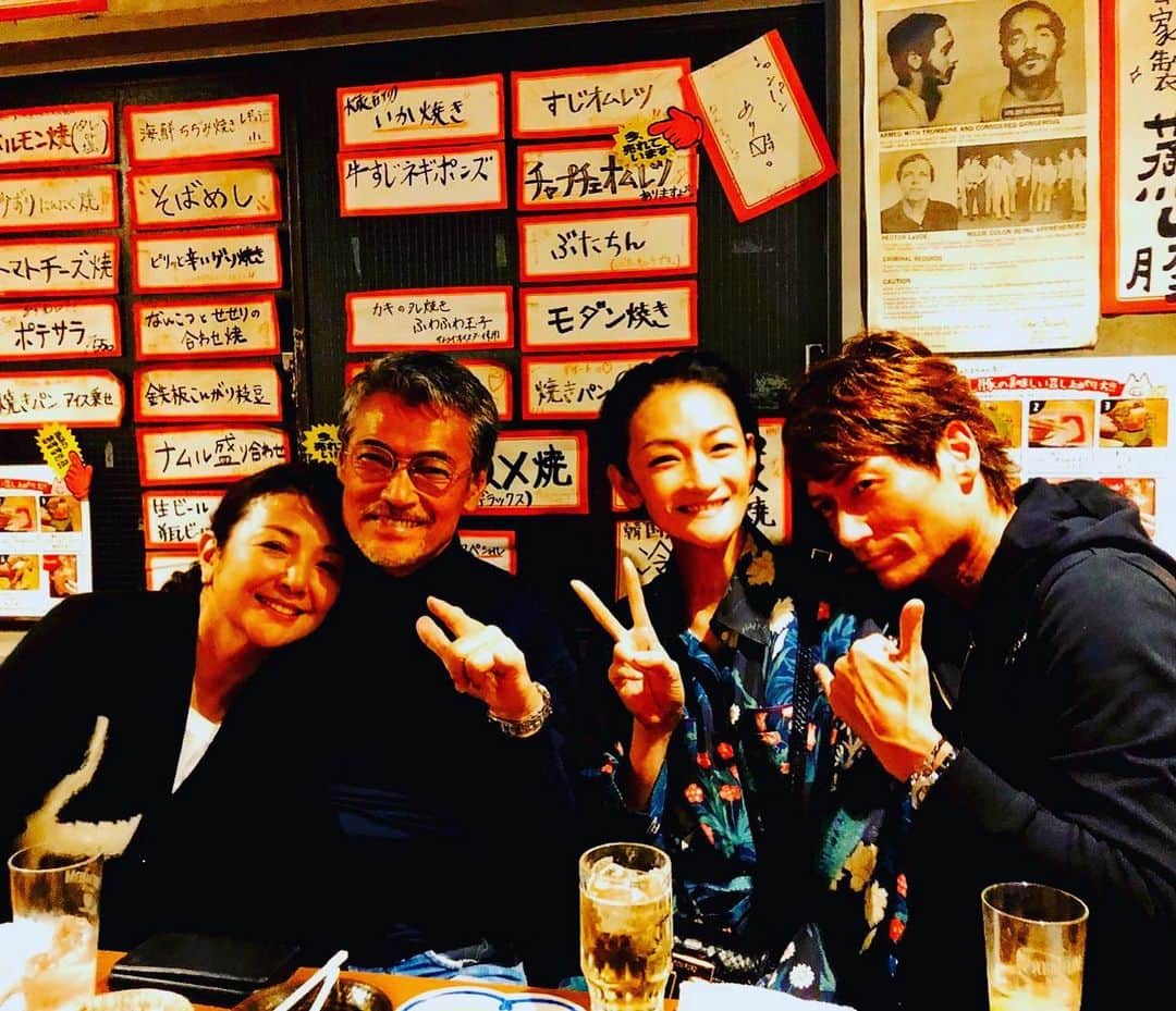 マイケル富岡のインスタグラム：「居酒屋にてアクターズ談議♪今年はやっぱ「ノーザイドゲーム」?「グランメゾン東京」?大先輩 渡辺裕之さん 原日出子さんご夫妻 リンダリシャール…冨永愛ちゃんと…フランス大使館の謎の男…かんぱーい♪ #渡辺裕之 #原日出子 #冨永愛 #マイケル富岡 #グランメゾン東京 #俳優 #女優 #名優 #love #fashion #mode #izapinkchristmas2019 #actor #actorslife」