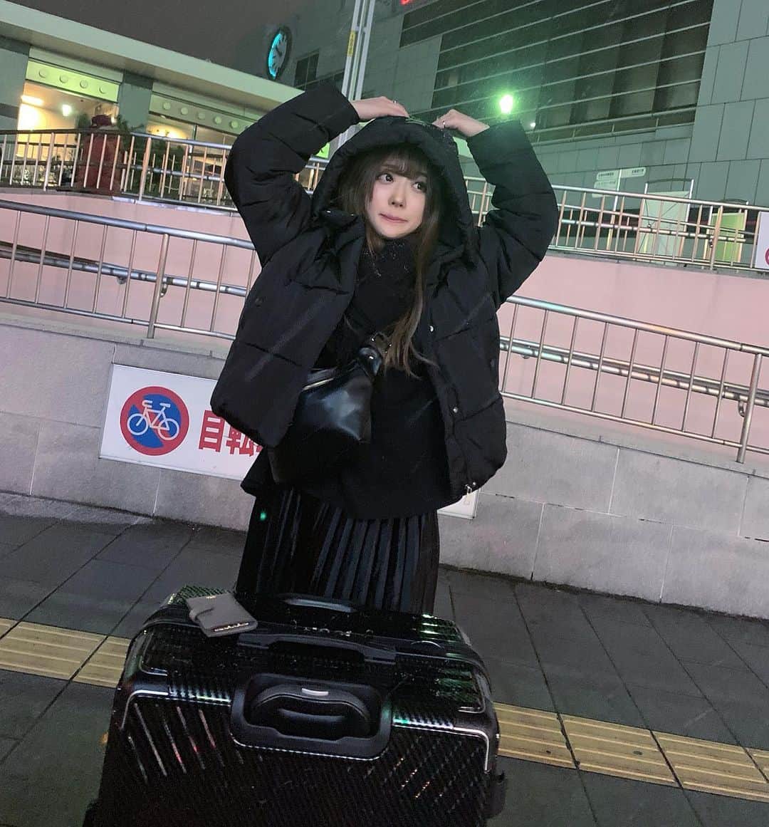 おもてちゃんのインスタグラム：「. コミケのブースに足を運んでくださった方、ありがとうございました。 2019年最後の日まで「おもてちゃん」を私なりにしっかりやりきれたと思います。 . ギリギリ年を越す前に札幌に着くことができたよ、の図 . 今年は目まぐるしい一年でした。 私が活動を続けてこられたのは、間違いなく、応援してくださる皆さんのおかげです。 私と出会ってくれてありがとうございます。 2020年は今年よりもさらに多くの方にお会い出来ますように。来年もどうかよろしくお願いします。 . みんなだいすきビッグラブ〜 良いお年を」