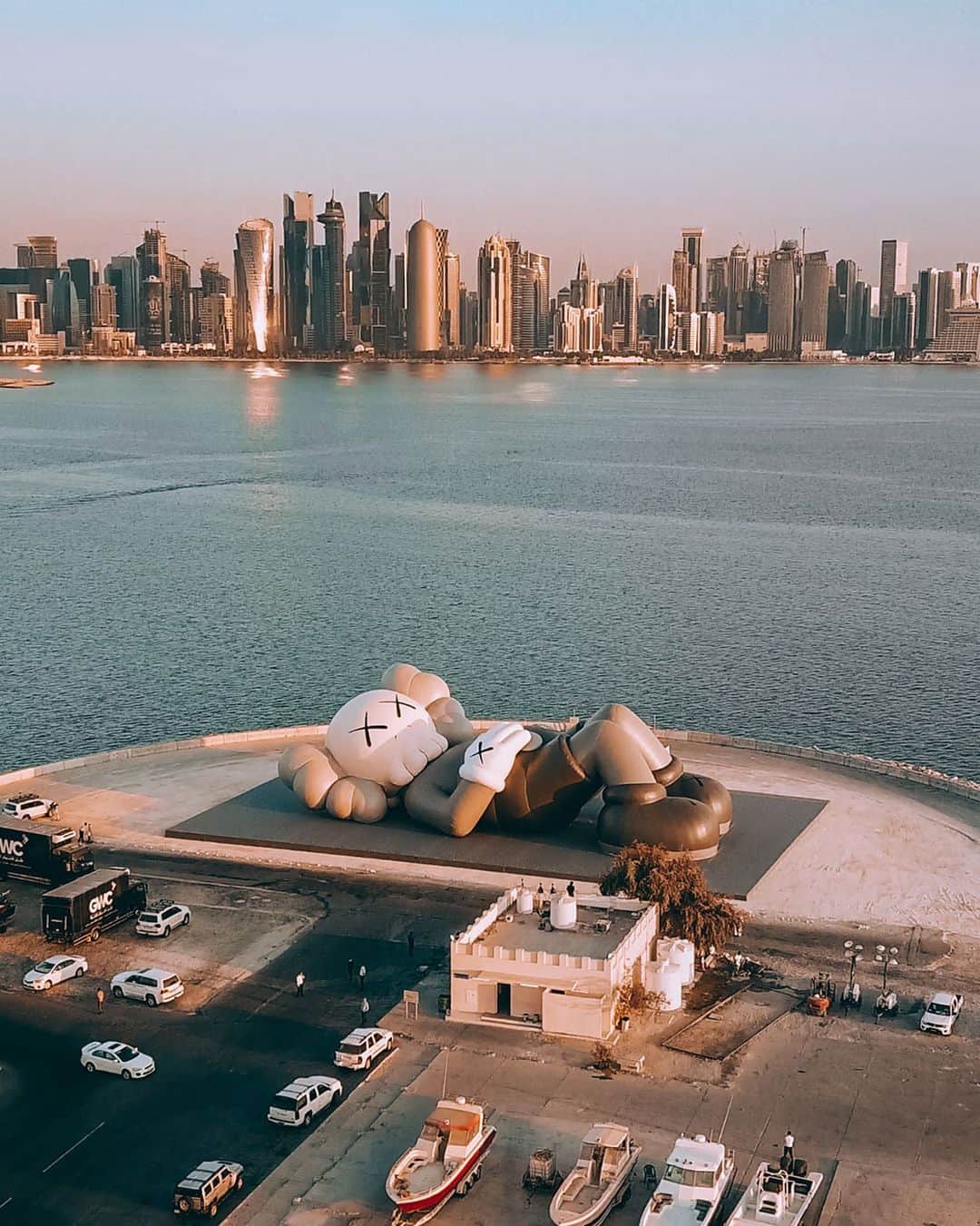 KAWSONEさんのインスタグラム写真 - (KAWSONEInstagram)「HOLIDAY, Dhow Harbour, Doha, Qatar –NOVEMBER, 2019 Photo: @nk7 #KAWS @arr.allrightsreserved @qatar_museums #Doha #Qatar」12月31日 22時08分 - kaws
