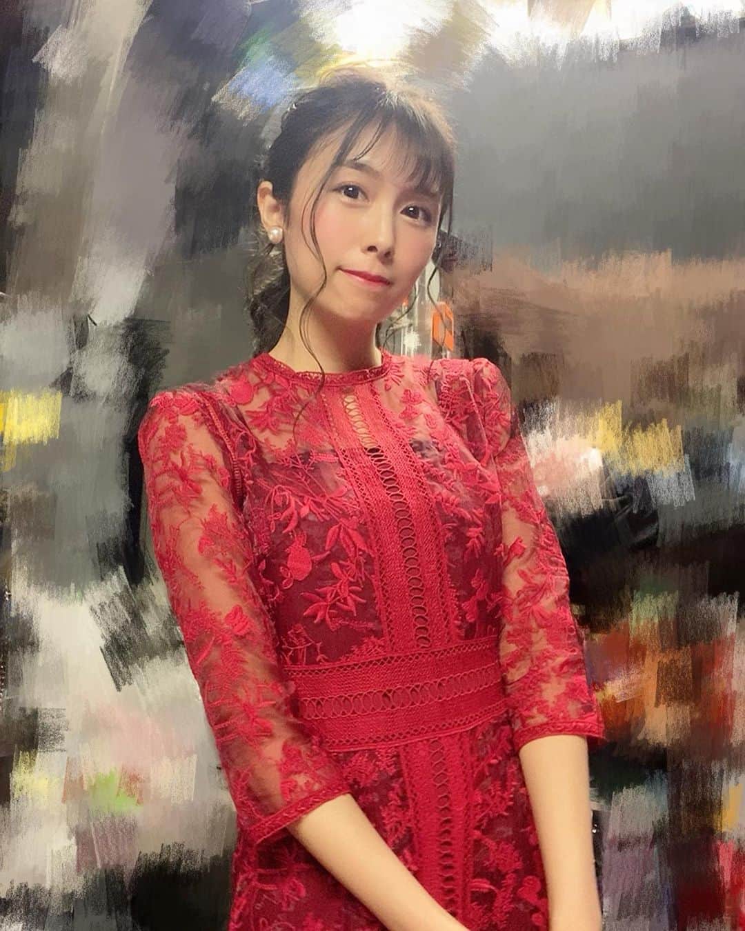 麻衣愛のインスタグラム：「2019年も1年間ありがとうございました。 . 今年も沢山の人に出会って、ファンの方や周りの人に支えてもらって、幸せな1年でした。 . もちろん楽しいことばかりではなくて、よく思い出したらわりと毎日ギリギリで生きていた気がするけれど、それはきっと2019年元旦にひいたおみくじ〝凶〟の影響。そして、前厄の影響。だと思っています!!でも、辛いことも時間が経てば幸せに感じられる💓 . . 2020年もたくさんの笑顔で、日々挑戦することをやめないで、大切な人を大切にできる年にしようと思います!! 良いお年を。 #2019年 #振り返り #大晦日 #今年もありがとう #年末」