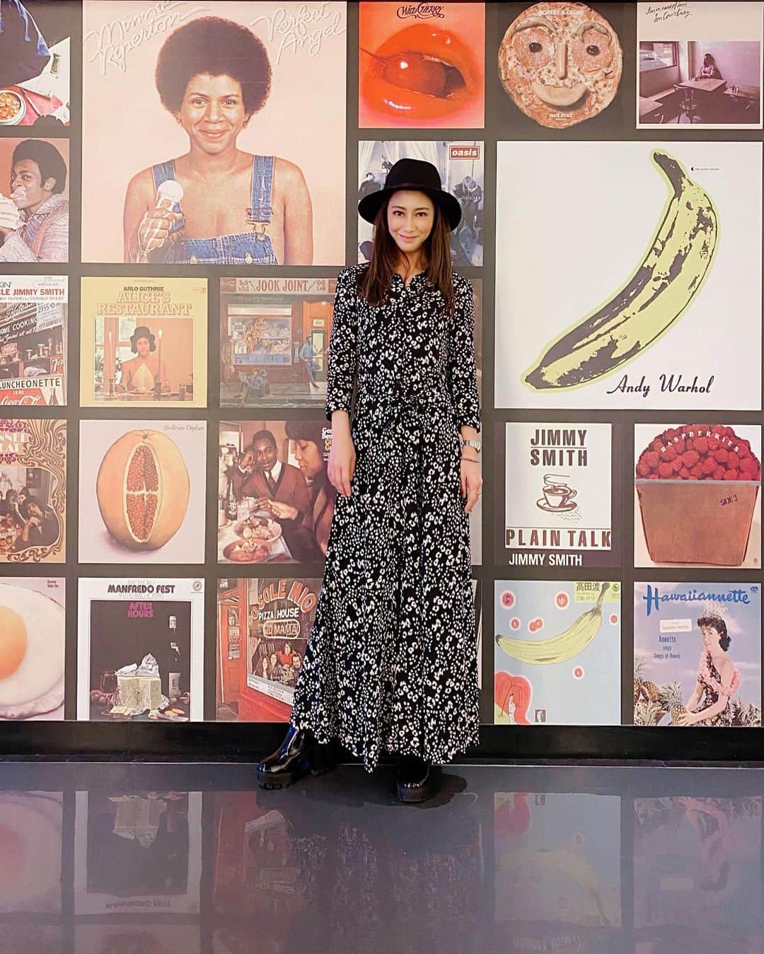 のインスタグラム：「Good bye 2019💕 #回想録  学んで、もがいて、アップグレードをし続けないといけないような1年だった2019年。振り返るととても刺激的で有意義でした❤︎ _ その反面、人の愛情や優しさにこれまでにない程多く触れた一年でもありました。みんなありがと❤︎ _ 今までの自分にない一面を知れたり 感覚や価値観を再確認したり🤔  とにかく感謝ばかりの一年。 何回言っても足りないくらい。 沢山のチャンスやステキな機会をくださった お仕事関係の皆様にも心からの感謝を！！ _ 音楽漬けのパーティーみたいな日々はきっとおばあちゃんになっても続くのだろう🤔😍 色んな所に旅ができたことも最高だったな💛 _ 本年は大変お世話になりました！ 来年も素晴らしい1年にしましょう！ そんな気しかしないよね😎❤️ _ #goodbye2019 #大晦日」