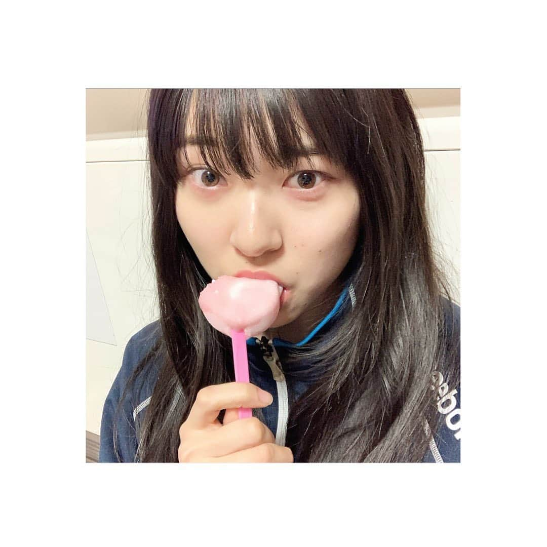 ジョナゴールドさんのインスタグラム写真 - (ジョナゴールドInstagram)「♥ みんな今年も1年ありがとう。 ・ あっという間に過ぎていった1年だったけど、これまで感じたことのないほどの愛と感謝を強く感じた毎日でした。 ・ きっと2019年よりも2020年が楽しくて楽しくて仕方がない1年になるんだろうな…☺️ 来年もよろしくお願いします🙏 ・ 2019年最後の夜は、雪見だいふくを食べて過ごすという、とってもお正月らしいことをしています。 ・ (何年か後の今日はNHKホールのステージに立つことを夢みて…🙂) ♥ #お正月 #2019 #2020 #1年の感謝 #年越し #1231 #カウントダウン #今年もありがとう #来年もよろしくお願いします #ringomusume #jonagold #りんご娘 #ジョナゴールド」12月31日 22時18分 - jonagold_0323