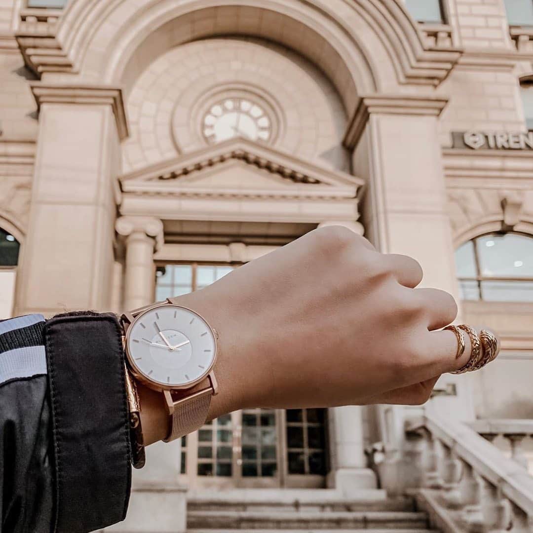 KLASSE14さんのインスタグラム写真 - (KLASSE14Instagram)「Show off your @klasse14 watch with your New Year outfits and share a snap with us! Buy any Klasse14 watch and get a complimentary IlBracciale twist bangle on us. Check availability online or at the closest Klasse14 store. #klasse14 #ordinarilyunique #fashion #lifestyle #watch #bangle #nye2020 #newyearsoutfit #twistyourxmas #volare #rosegold」12月31日 22時22分 - klasse14