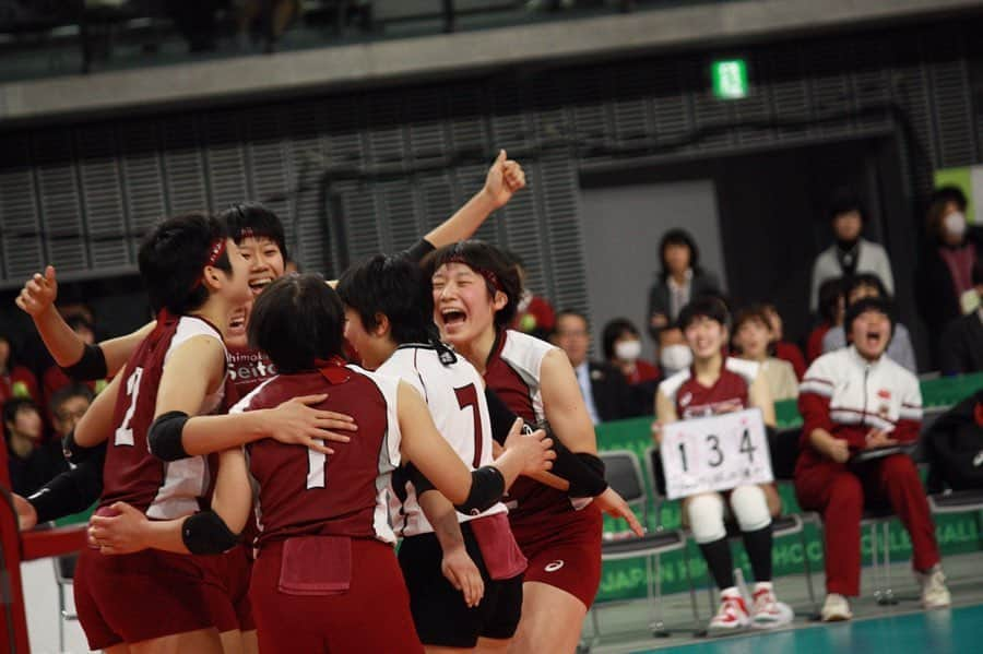 石川真佑のインスタグラム：「2019年も今日で終わり✨ ＊ ＊ この1年はいろんな経験をさせてもらい充実した年でした！ 悔しいとき嬉しいときいろんな感情が溢れたけど、そのおかげで成長できたと思います！ 沢山の方に支えて助けてもらい頑張ることができました。 ほんっとに感謝です😌❤️ ・ みなさんに結果で恩返しできるよう頑張りますので応援よろしくお願いします！！！ 2020年もさらに成長していきます！ ＊ ＊ 2020年もよろしくお願いします😊 ・ ・ #2019年 #感謝 #ありがとうございました♡♡♡ #2020年 #成長 #まだまだ #頑張ります🔥 #もっといい年になりますように。」