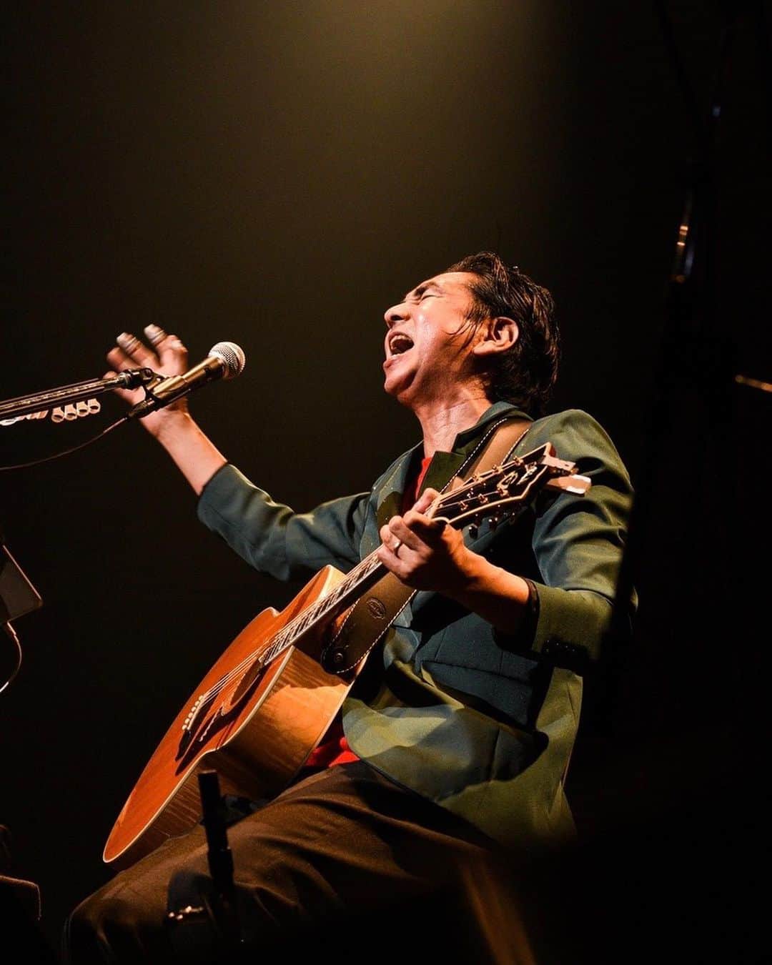 のインスタグラム：「今年はニューアルバムをリリースし、沢山のいいフェス、いいライブ、いいツアーに恵まれ楽しい年になりました！ありがとうございました！来年もツアーにフェスに益々磨きをかけ、そして良い曲をお届けできればと思ってます！皆さん良いお年を！来年もよろしくお願いします！2020年1月はLove Jamへ！  #originallove #lovejamvol5」