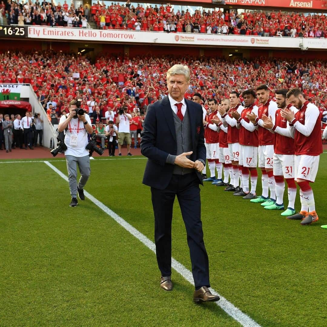 アーセナルFCさんのインスタグラム写真 - (アーセナルFCInstagram)「Images of the Decade....⁠ ⁠ 2️⃣0️⃣1️⃣8️⃣ – Arsène Wenger is given a guard of honour before his last ever home game in charge⁠ ⁠ #Arsenal #AFC #MerciArsene #Wenger #decade #2010s #EmiratesStadium⁠ ⁠」12月31日 22時30分 - arsenal