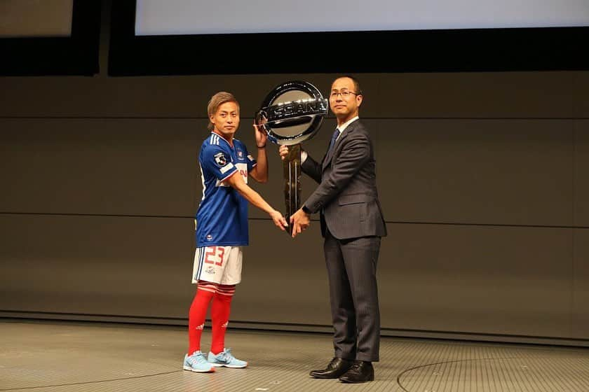 仲川輝人のインスタグラム：「2019年皆さま熱いサポートありがとうございました‼️ 今年は背番号を23番にし、 新たなチャレンジとして 挑んだシーズンでした。  様々な困難もチームのNAKAMAと一緒に乗り越えてきました。  こんな素晴らしいシーズンは 一生の宝物です！  ではまた。 皆さん良いお年を😁‼️」