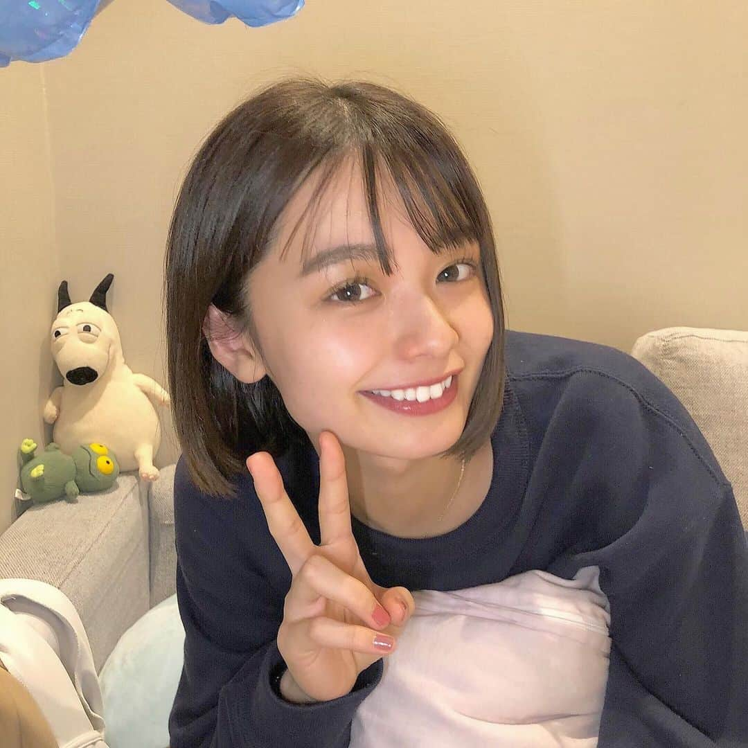 足立佳奈さんのインスタグラム写真 - (足立佳奈Instagram)「2019年 今年も色んなことあったけど、 1番は20歳になったことかなぁ。 10月の誕生日の時、凄く嬉しかったけど、正直その分凄く凄く怖かった。「責任」っていう言葉が色んなところから聞こえるようになって、失敗したらどうしよう。って思うようになって、挑戦が怖くなったの。 でも、責任があるから達成！っていう言葉がキラキラより輝く！ってある人から教えてもらいました。 責任感を持って一つの事に向き合えば、 それが成功に繋がって、これからの自分自身の自信に繋がる。 うん。こう思えるようになったから、今は怖くなくて、曲作りも今まで以上に気合を入れて出来るようになったよ。だから、これからも来年2020年も、みんなには、この私についてきて欲しいなぁと思ってます。  私は歌を通してだけど、 あなたのこれからの光にもなりたいし、 心にもなりたい。そう思ってます。  みんな、今年も本当にありがとう！来年もよろしくお願いします！！ あ！このあと！年明け！1月1日の朝の3~5時の間に、 「CDTV」に出演します！！ ぜひ、見て欲しいからTBSみててね😊」12月31日 22時31分 - kana1014lm