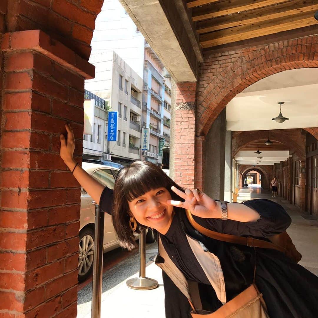 岸井ゆきののインスタグラム：「12月7日から始まった舞台『月の獣』が 東京のあと、新潟、兵庫とまわりまして、12月29日に無事、終幕しました。 今年最後の挑戦がおわりました。 たった四人しかいなかった共演者のみなさま、栗山さん、美術照明音響衣装メイク〜〜オーールスタッフ！！ そしてなにより観にきてくださった方、気にかけてくださった方、本当に本当にありがとうございました。  大千秋楽、兵芸で二階席もたくさんのお客様でした。 よく見えました。 最後にあんな景色を見せてくれてありがとうございます。 カメラが常に物語と関わっていたはずなのに、ワタシたち全然写真撮ってないの！ でも月の獣はあの"写真"がなくとも忘れられない経験です。  だので関係ない今年楽しかった写真を。  帰ってきてヘトヘトで、だけど観れていなかった映画をたくさん観ました。 稽古中も本番中も、どんな時も、わたしを癒すのは映画や舞台です。あいかわらず。  今年もたくさんの舞台と映画に出会った！！ いちばんは決められないけど、これからもずっと好きであろう作品が多かった。 映画やドラマ、演劇、創作は、生活の中のひとつで 生きるために忘れていくものも忘れられないものも、どちらもあるけれど、 全て、思い出せるものであって欲しいと願っています。 だからそういうものを作ること、に来年も誠実に携わっていきたいです。  さあわたしは今年も朝からおせちを詰めてから 仲良くしてくれている友人達となんてことない話をして 力尽きてしまったのでもう…寝ようと思う みなさまあったかくしてね。良いお年を！  来年もよろしくお願います❗️❗️ 様々な作品でみなさまに出会えるよう、精進します！！」