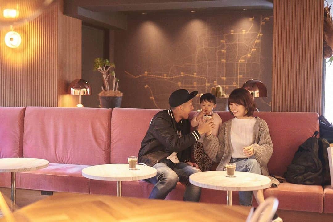 都倉賢のインスタグラム：「2019も皆さんに支えられて素晴らしい1年となりました。 『怪我』を経験して、決して最高とは言えない状況の中で見えた景色は意外と最低ではなかった。  起きた現象をどう捉えてどの様に行動していくか！  そこからしか成長はないなと改めて実感させられた2019。  そしてどんな時でも愛を持って支えてくれた妻と娘に感謝の気持ちでいっぱいです😘😘😘 そんな経験を糧に2020はスーパーな年に出来たらなと！  都倉2.0お楽しみに😊  皆さんにとっても2020が素晴らしい1年になりますように。  良いお年を👍」