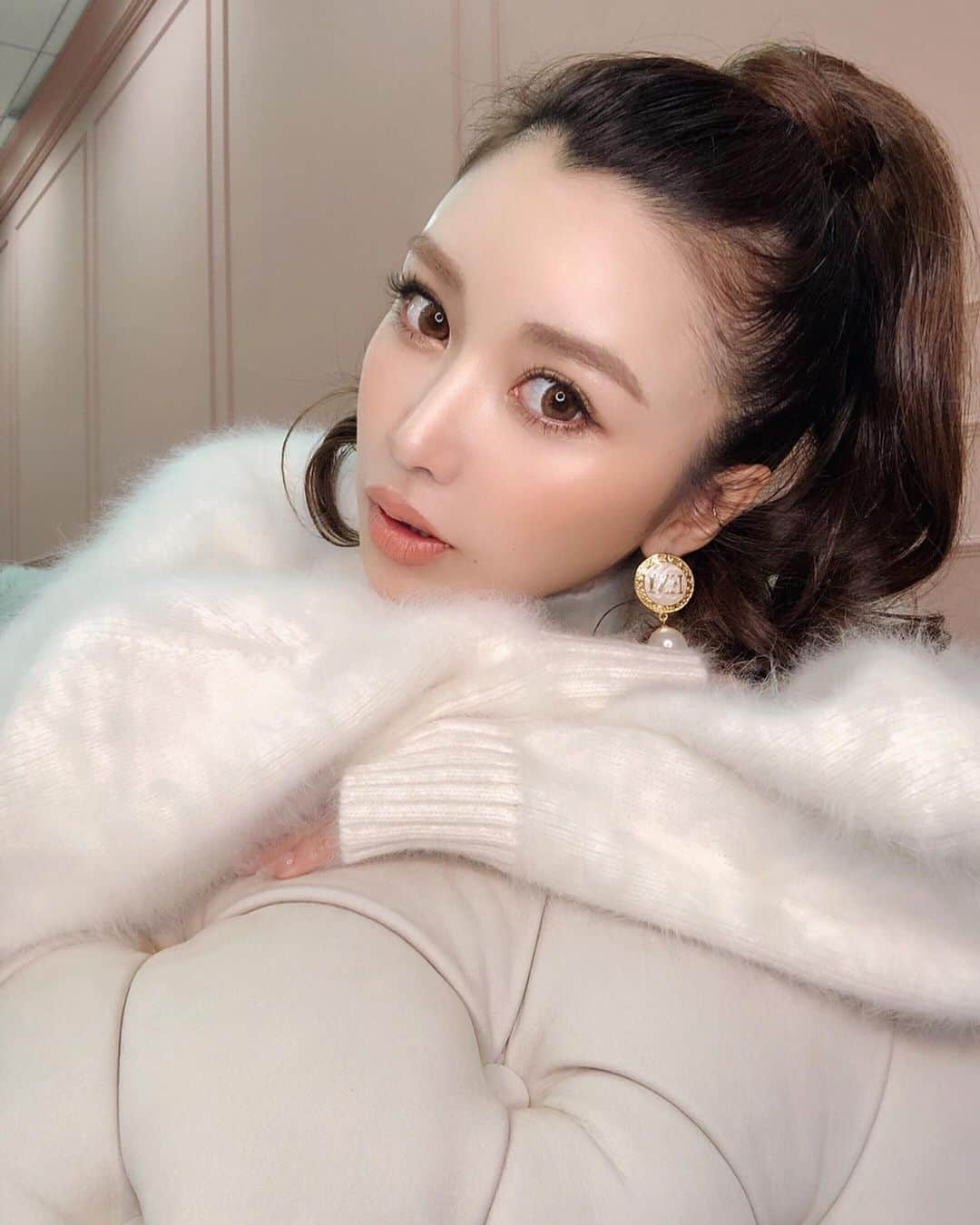 梯真奈美さんのインスタグラム写真 - (梯真奈美Instagram)「2019年も残りわずか‥💕 もうあと1時間ちょっとだよ〜！！ 今年もみなさん本当にお世話になりました🥺💕 フォロワーのみなさんも本当にありがとう💕💕love💕 今年は特に早く感じたなぁ〜😳 来年も素敵な一年にしましょうね💕😘 みんなどんな年越しをするのー？😍 #よいお年を💕」12月31日 22時38分 - official_manami