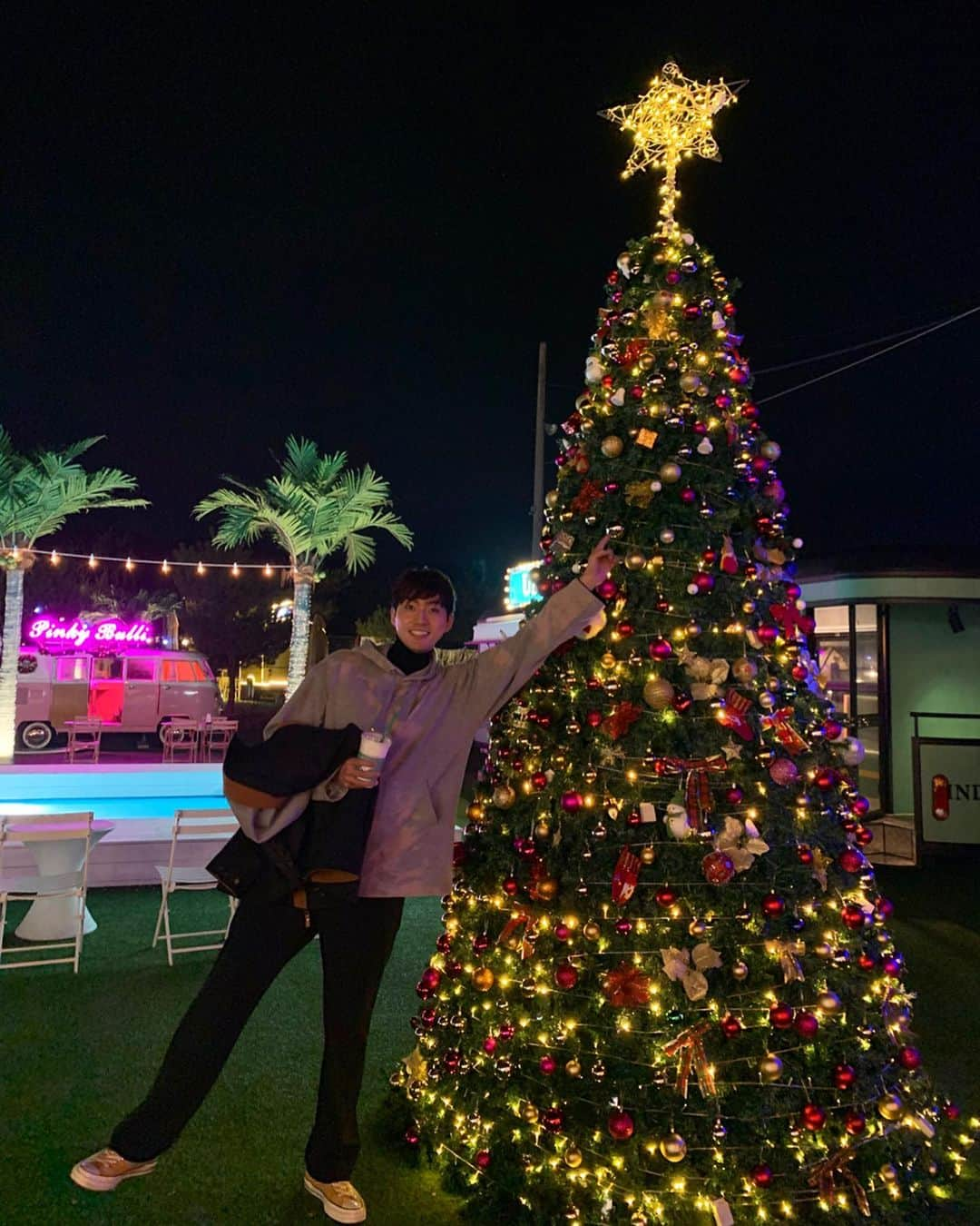 ペク・ミニョンさんのインスタグラム写真 - (ペク・ミニョンInstagram)「. 🌴🌴🎄🎄 2019년의 아쉬움과 못다한 이야기들은 2020년의 기대와 함께할 많은 이야기들로 전할게요!! 늘 변치않는 믿음과 응원 감사해요 새해 복 많이 많이 받고 건강해요!!👏 #믿음#소망#사랑#새해복많이받으세요」12月31日 22時40分 - minhyun_112