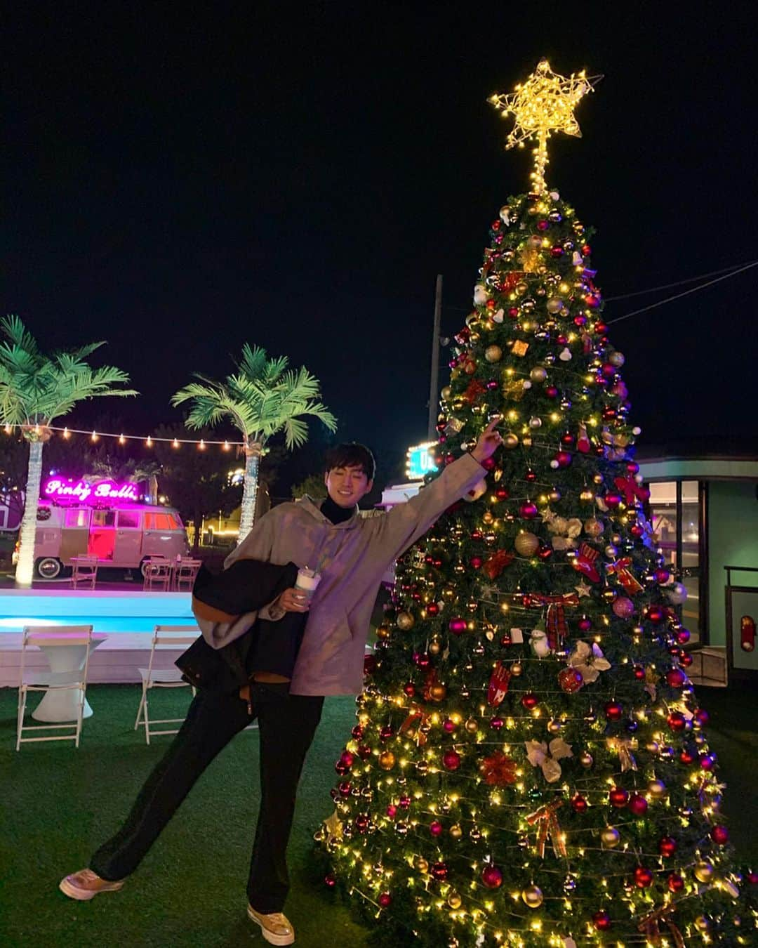 ペク・ミニョンさんのインスタグラム写真 - (ペク・ミニョンInstagram)「. 🌴🌴🎄🎄 2019년의 아쉬움과 못다한 이야기들은 2020년의 기대와 함께할 많은 이야기들로 전할게요!! 늘 변치않는 믿음과 응원 감사해요 새해 복 많이 많이 받고 건강해요!!👏 #믿음#소망#사랑#새해복많이받으세요」12月31日 22時40分 - minhyun_112