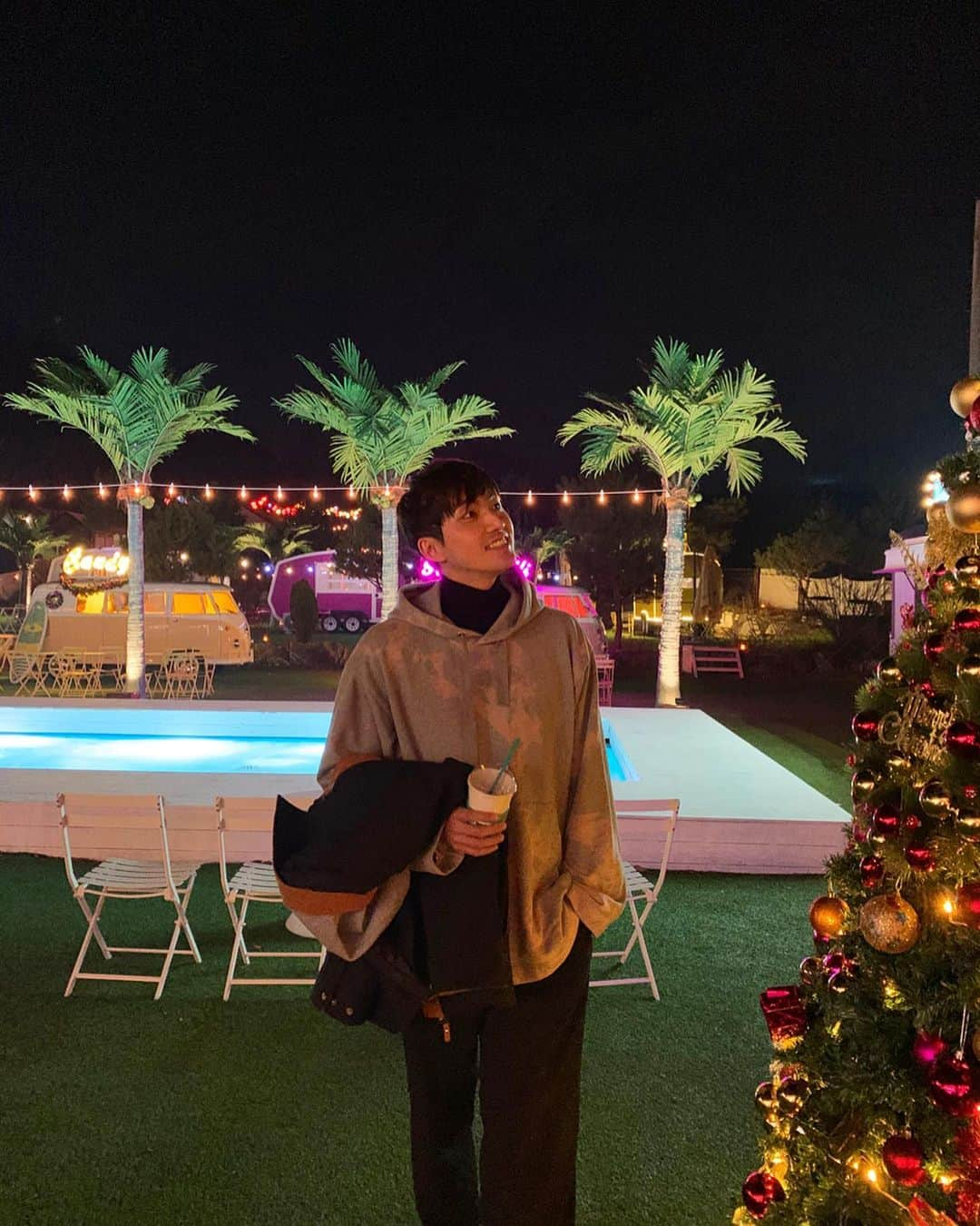 ペク・ミニョンさんのインスタグラム写真 - (ペク・ミニョンInstagram)「. 🌴🌴🎄🎄 2019년의 아쉬움과 못다한 이야기들은 2020년의 기대와 함께할 많은 이야기들로 전할게요!! 늘 변치않는 믿음과 응원 감사해요 새해 복 많이 많이 받고 건강해요!!👏 #믿음#소망#사랑#새해복많이받으세요」12月31日 22時40分 - minhyun_112