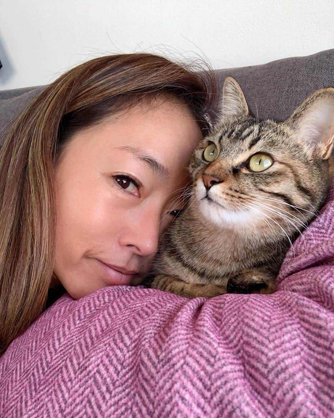 岡部亜紀のインスタグラム：「今年もお世話になりました🙏🏼💕 2020年も皆さんにとって素晴らしい一年になりますよに✨良いお年をお迎え下さいませ🎍🎌 #goodbye2019 #hello2020  @haku_nico  #猫のいる暮らし」