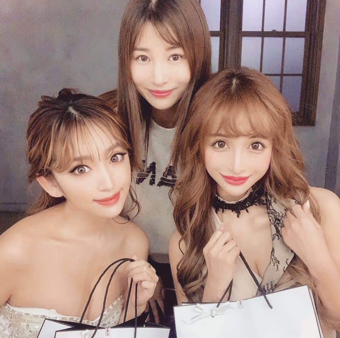 清水彩子のインスタグラム：「今年ラストの仕事納めは大好きな佳那恵ちゃんと咲ちゃんとsugarのドレス撮影👗❤️ 2人の仕事に対する意識の高さにいつも刺激をもらえる❤️ ポージング、表情のバリエーションが本当に豊富でモデルとしての意識が高いなぁって思う👗  どんなに忙しくても、いつも明るくて現場が楽しくなる雰囲気を作ってくれる2人❤️ 来年もよろしくお願いします❤️ @kanaxxy_0421  @saki_411  @dress_sugar  #love #sugarドレス #杉山佳那恵 #真優川咲  #大好きな人達と仕事が出来てる事に感謝❤️ #ことよろ🎍」