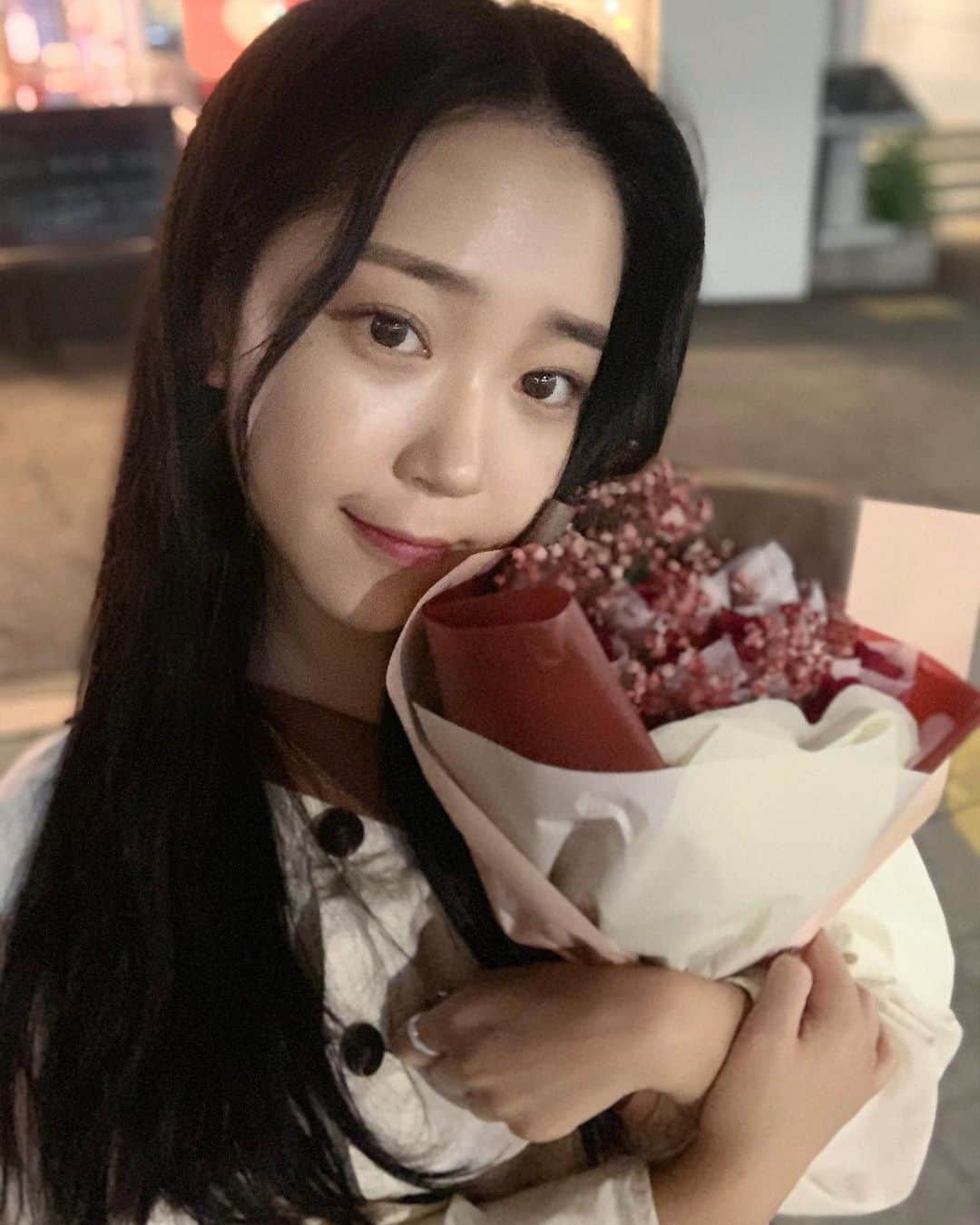 チャ・ユンジのインスタグラム：「💐 모두들 한해 수고많으셨어요🙏 내년엔 또 어떤일들이 기다리고 있을지 설레기도 하고 걱정들도 많지만, 2020년엔 모두 행복한일만 가득하길 진심으로 바라고, 늘 사랑주는 분들께 항상 감사하는 마음으로 내년엔 더욱 더 베푸는 삶을 살고싶네요:) 우리모두 happy new year🌈💜」