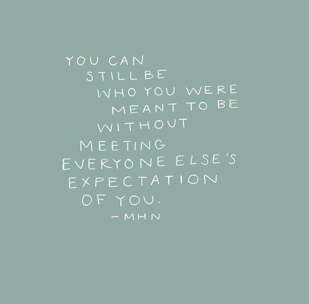 メリル・デイヴィスのインスタグラム：「I feel more now, than I did when I was younger, that the sense of needing to meet “everyone else’s expectations” is often quite self imposed. With that perspective, I think, finding balance can be more easily achieved. As we close out this decade, I wish each of you inner peace and a strong sense of self. Isn’t it better to be present throughout our many life’s adventures than to occupy our minds and precious time with concerns over what others might think? #worryless #2020goals」