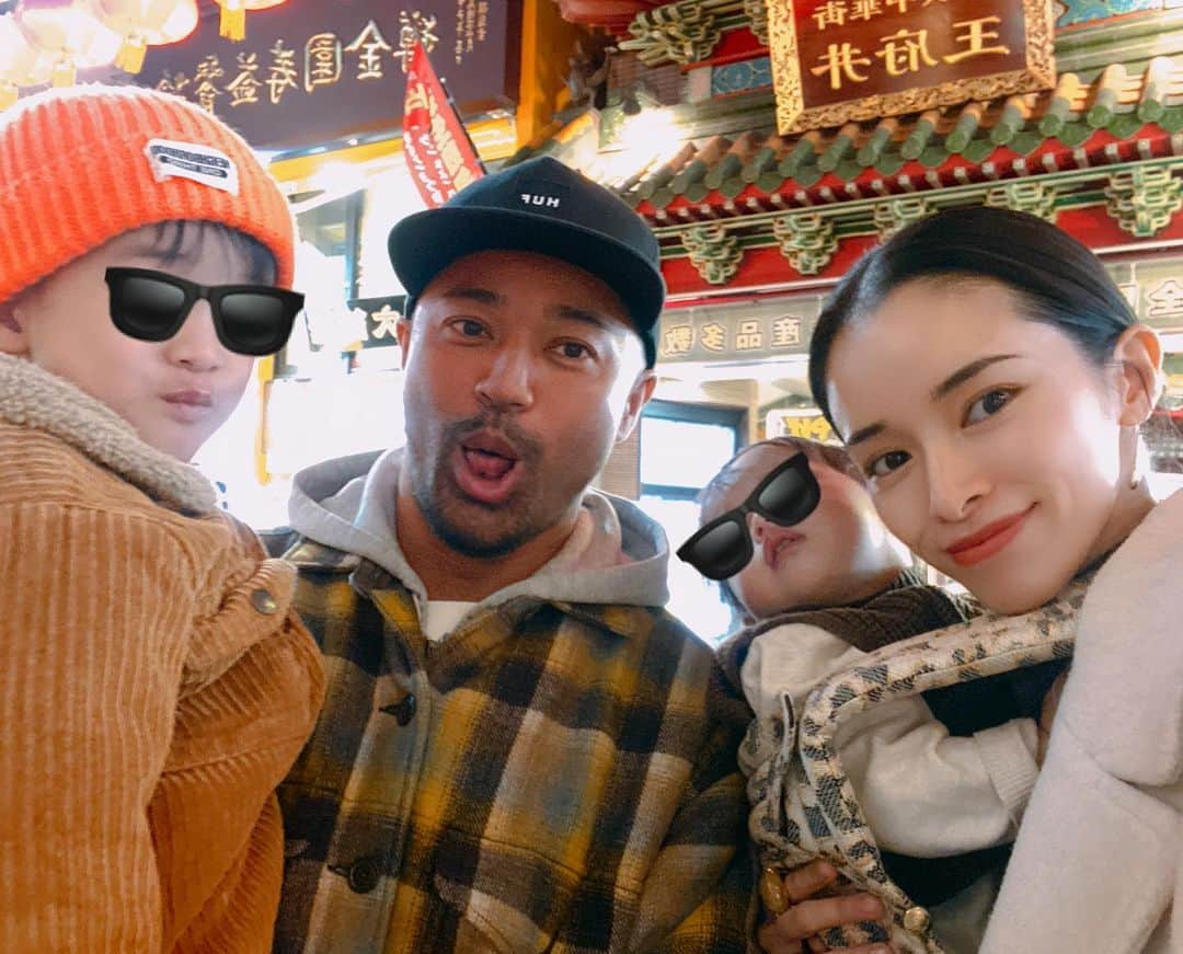 のインスタグラム：「ありがとう2019年😊 二人とも可愛くて仕方がない 愛おしい1年でした😌 載せるつもりも無く適当に撮ってた 一昨日の家族写真で締めくくり🤗 . @mone_official_account もデビューした年。 皆様も良いお年をお過ごし下さい。 .  #baby  #momlife #mommylife #mommy #kidsgram_tokyo #babyphotography #babyphoto  #ママリ #育児 #男の子ママ #女の子ママ #コドモノ #ベビフル #mamanoko #ママライフ  #3歳 #1歳  #二人育児 #motherof2 #motherhood」