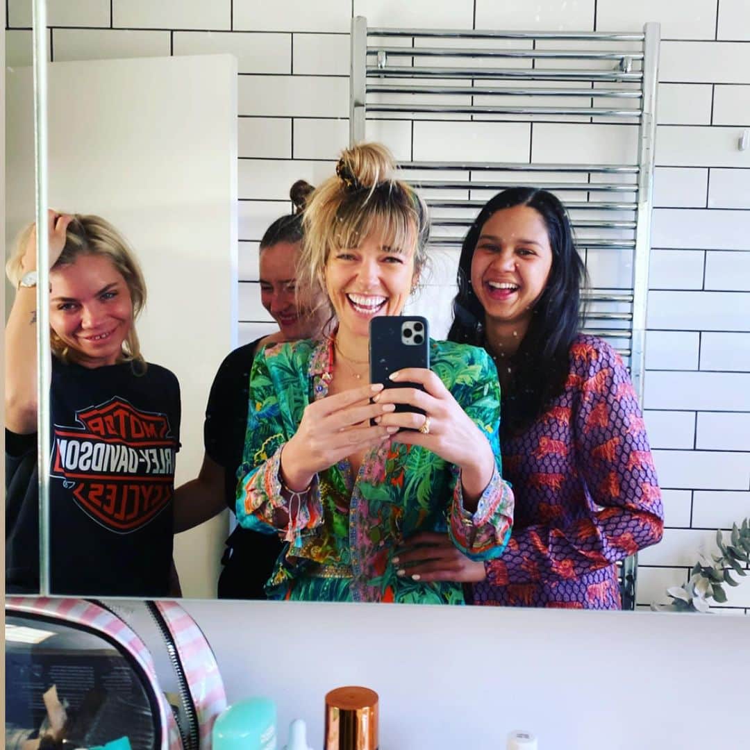 アシュリー・ハートのインスタグラム：「May this new decade be filled with inexplainable Joy!  Sending you all fireworks of happiness, health and love. What a great way to bring in this New Year, thank you @kishoripurcell @clareponty @tarryn_louise 💥 💕💥💕 #schoolbesties #newyears #gratitude #happiness #joy #2020 #happynewyear」