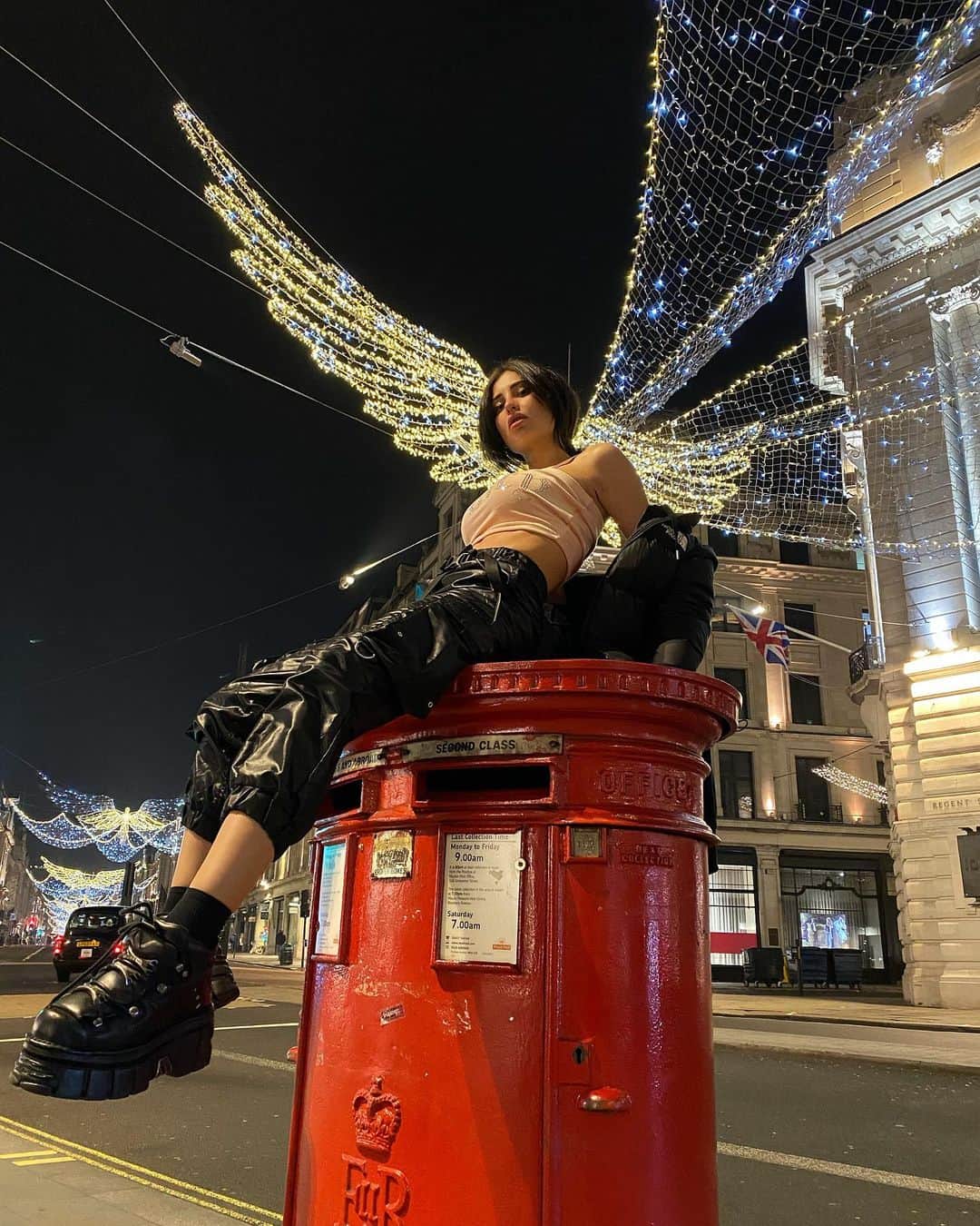 Greta Menchiのインスタグラム：「I don’t trust angels 👼🏻🖤」
