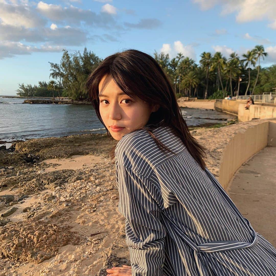 井口綾子さんのインスタグラム写真 - (井口綾子Instagram)「みなさん今年一年ありがとうございました☺️ 今年は写真集を発売したり、誕生日の日にイベントをさせていただいたり、大学を卒業して社会人になったりと色々と自分の人生の中でもかなり環境の変わった一年間でした。 悔しい思いをすることもありましたが、応援してくださるファンの皆さんや周りの方々のおかげでこの一年間、小さい頃から見ていた番組などに出演する機会をいただけたり思い返してみると今まででは想像できなかったような色々な素敵な経験をさせていただいたなあと感謝の気持ちでいっぱいです☺️ ・ いつもコメントやDMなどでいただく応援メッセージもわたしの頑張る糧になっています！ありがとうございます✨ 来年はもっともっと活躍する姿をみなさんに見ていただけるように頑張りますので2020年も応援していただけるととっても嬉しいです🥰 ・ みなさんも来年が良いお年になりますように😌✨ ・ 写真は1月ごろに写真集撮影に行った時のオフショットです☺︎今見るとちょっと幼く感じるなあ！来年の今頃は一年前の写真見てどうおもってるんだろうなぁー！それもたのしみ！！」12月31日 22時52分 - ayako_inokuchi