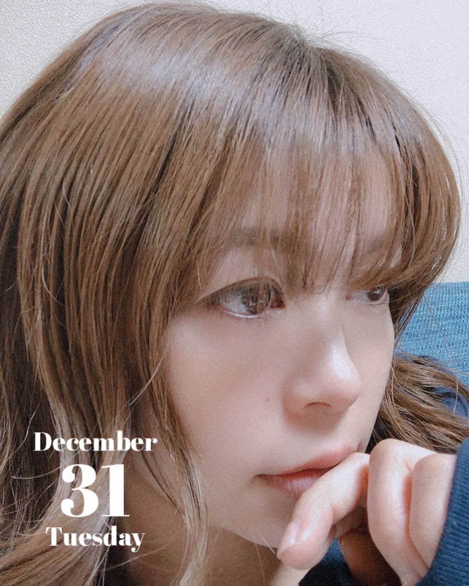 のインスタグラム：「今年も1年ありがとうございました✨ 振り返ってみると、色々と挑戦してみた年だったなぁと。 そして、もうちょっと挑戦したくなりました。 2020年も目の前！ 毎年あっという間だから、自分が好きと思える事をやっていきたいな🎶  あけそうでおめでとう🎉 指をくわえて2020年を待っているの図。  I wish you a Happy New Year!  #2019 #ありがとう #あけそうでおめでとう  #2020」