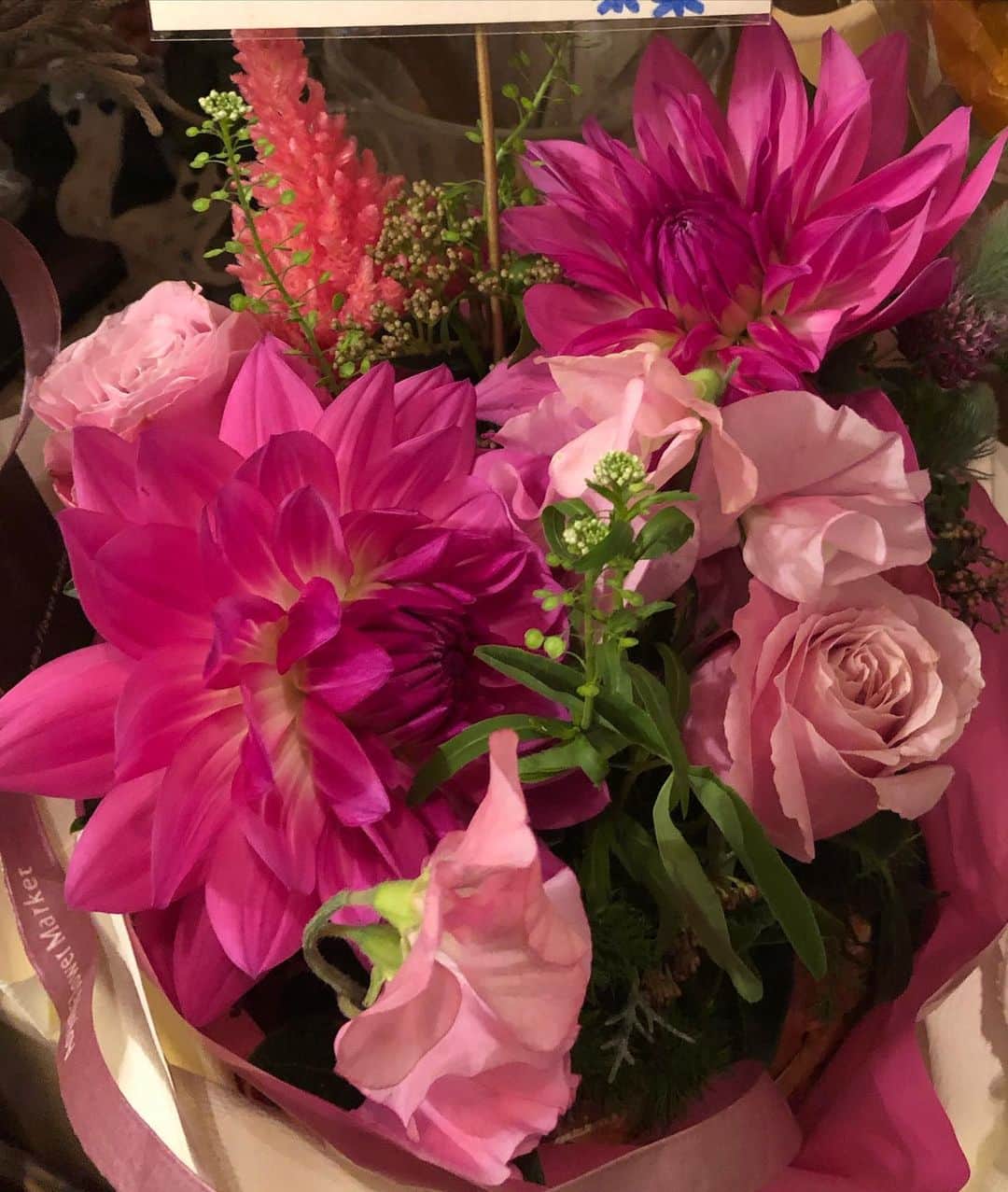 Liaさんのインスタグラム写真 - (LiaInstagram)「皆さま、豊洲ピットライブでは沢山のお花をありがとうございました！！💐籠花は勿論のこと、スタンド花からも少しずつ持ち帰り、家に飾らせて頂き皆さんからの愛情を毎日たっぷり感じて過ごしております。 2019年、事務所スタッフ始め関係者皆様、ファンの皆様、家族、みんなみんなありがとう！！2020年も素敵な音楽が届けられる様頑張ります。2019年12月31日　Lia⭐️ Thank you for all the support and love you share. May your New Year be happy and healthy💓 Dec. 31. 2019 Lia☆ #Lia #2019 #thankyou #ありがとう」12月31日 23時03分 - lia_vocalist