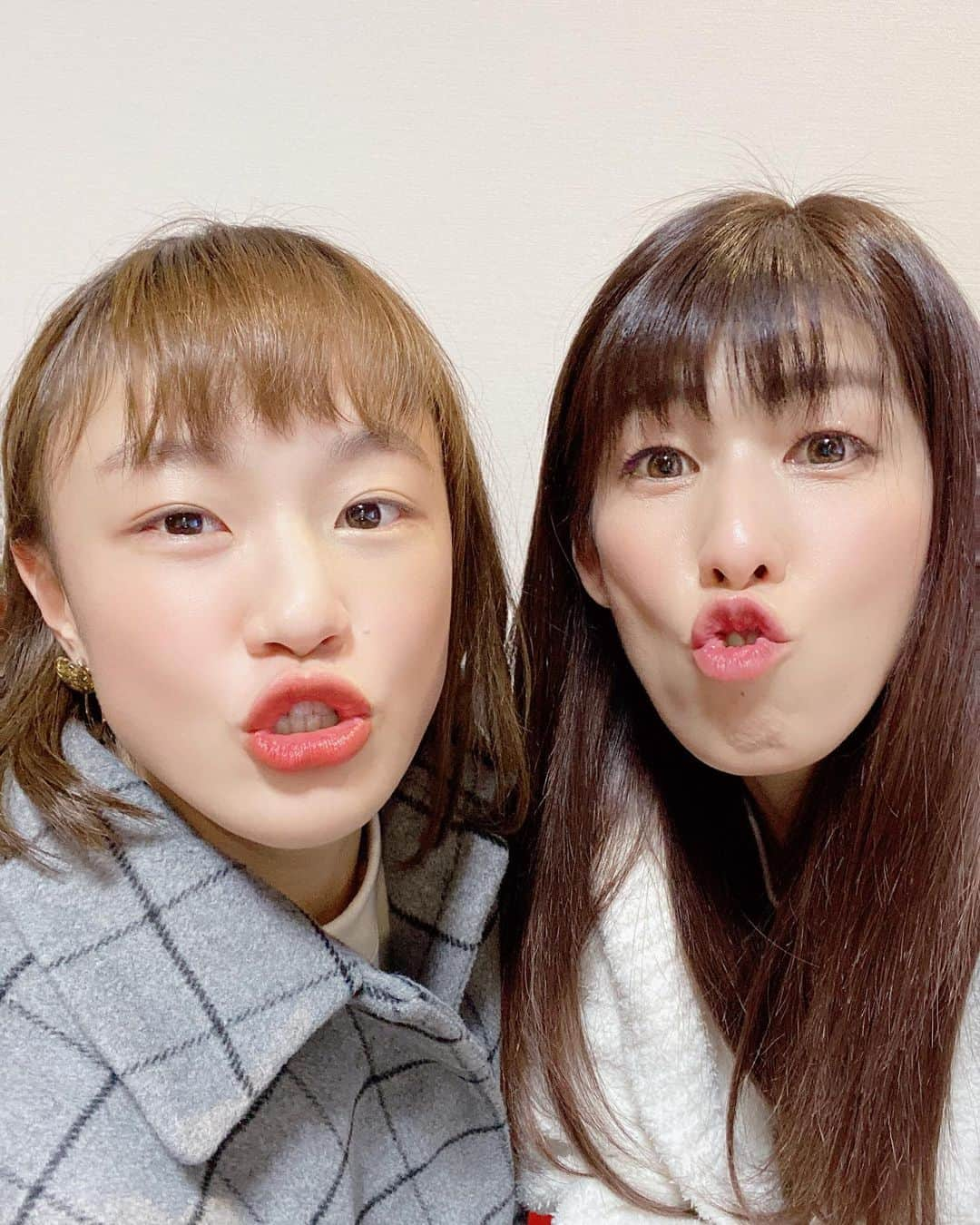 吉田沙保里さんのインスタグラム写真 - (吉田沙保里Instagram)「2019年は引退から始まり、本当に沢山の経験をさせていただきました！ 色んな方とも出会う事ができ、本当に幸せな一年になりました！ 2020年はもっと成長できるように色んなこと、頑張りたいと思います！ 皆さん、良いお年をお迎え下さいね！  写真は2019年絵莉と最後に撮った写真🤳 色んなポーズをしよ！って言って、何枚も撮った写真です😆 来年もどうぞ宜しくお願いします🙇‍♀️ #2019年 #ご縁に感謝」12月31日 23時03分 - saori___yoshida