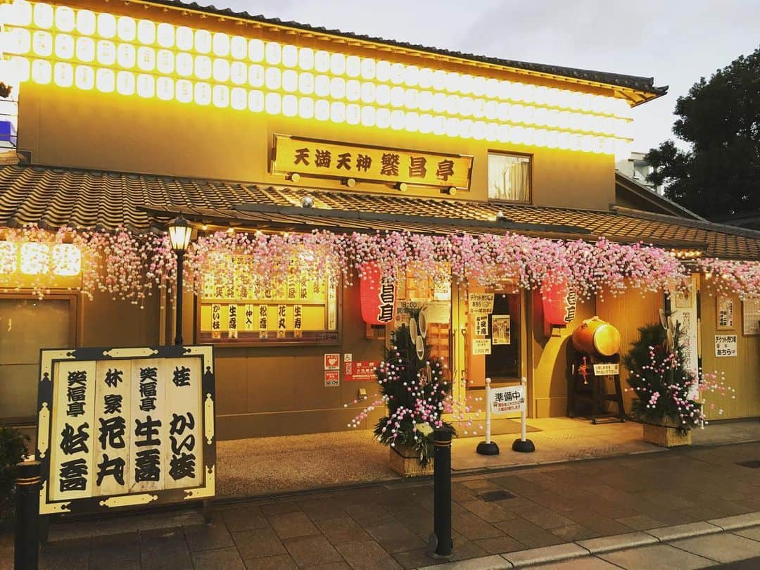 桂かい枝さんのインスタグラム写真 - (桂かい枝Instagram)「大晦日の今日は今年最後の繁昌亭出番〜  繁昌亭大賞受賞者の会でトリを取らせて頂きました〜  まだお客様の前でやるのは5回目の「ねずみ穴」、めっちゃ緊張感ありましたが、舞台照明とハメモノのお陰で臨場感たっぷりで、お客様はどうかわかりませんが、自分としてはいい感じにやらせて頂きました。  いい一年の締めくくりになりました。  年明けは2日喜楽館、3日繁昌亭、4日ハルカス寄席、5日和歌山の粉河ふるさとセンター大ホールと連日寄席出番続きます。  皆さま、今年も本当にお世話になりました。  来年も少しでもいい落語が出来るようにしっかり精進していきます。  ありがとうございました〜  繁昌亭大賞受賞者と大晦日2019 「四人癖」生寿 「悋気の独楽」花丸 「仏師屋盗人」松喬 中入り 「虱茶屋」生喬 「ねずみ穴」かい枝  三味線:和女 太鼓:喬龍 笛:染八  #落語 #寄席 #繁昌亭 #大晦日」12月31日 23時03分 - kaishikatsura