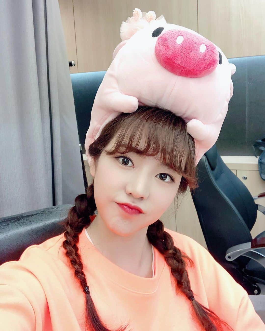 サニー のインスタグラム：「2019년 황금돼지의 해! 참 고마웠어!! 덕분에 많이 배웠어!!! 2020년도 잘 부탁할께! 새해에는 더 행복하자~~ 내 자신 화이팅. 내가 사랑하는 모든 사람들도 화이팅. 나를 사랑해주는 고마운 사람들도 화이팅팅팅!!!! 새해 복 많이 받자구용~🥰 #잘가2019 #어서와2020」