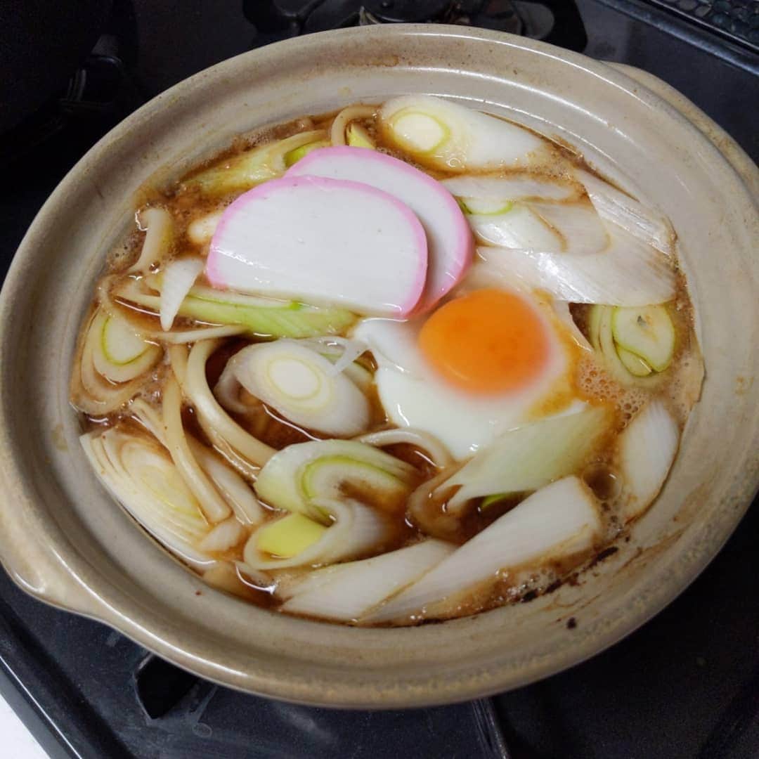 真山景子のインスタグラム：「我が家は年越し蕎麦ならぬ年越し味噌煮込みうどん😁😁✨✨ やっぱり名古屋の味です❤  あったまる〜ポカポカ。 ネギとかまぼこは息子がお手伝いで切ってくれたよ❤❤（最近お手伝い積極的男子）  #愛知物産展 #愛知ディスカバーフェア  #愛知物産展アンバサダーより」