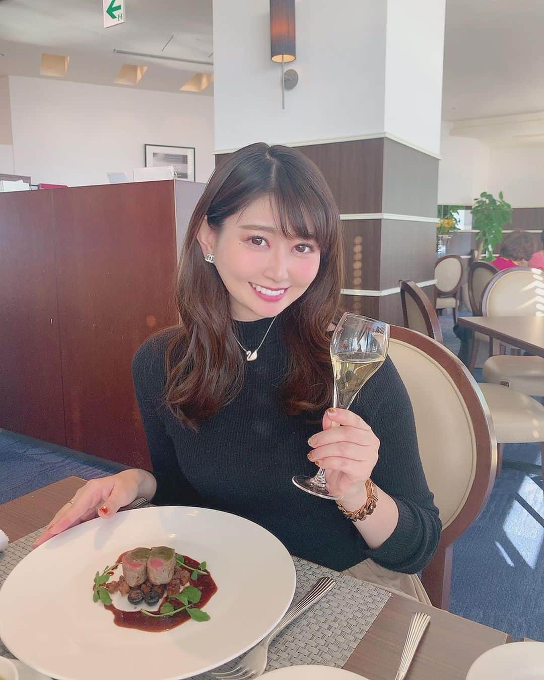 坂口莉果子のインスタグラム：「12月24日で23歳になりました👩🏻 お祝いしていただいた全ての友人、先輩、メッセージをいただいた皆様ありがとうございます☺️ そして2019年お世話になった皆様感謝申し上げます😌 来年は今年よりも更に充実した時間を過ごせるように励んでいきますのでどうぞよろしくお願いいたします🤲 皆様よいお年をお迎えください🎍🌅 ・ ・ ・ #2019  #2020  #プレート  #japan  #bff」